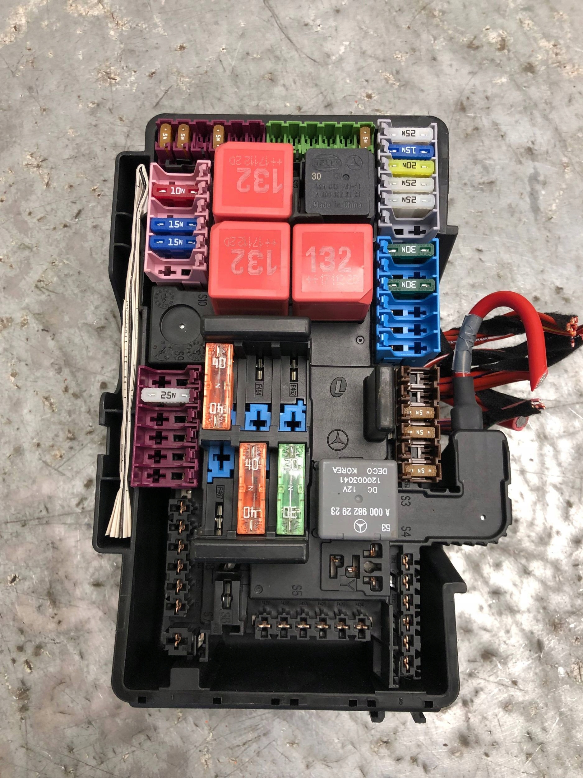 compartment of fuses MERCEDES W205