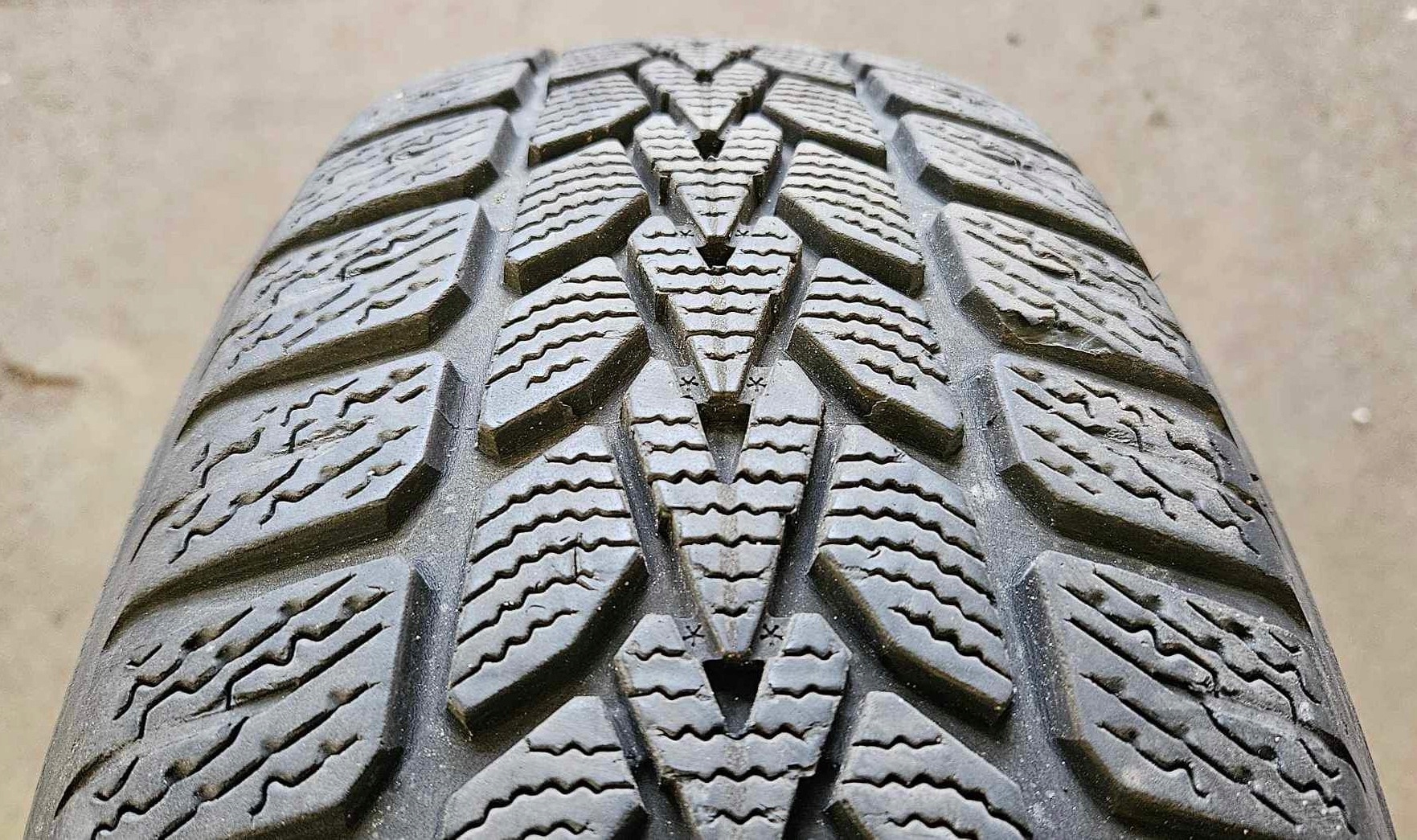 4x 185/65R15 88T Dunlop SP Winter Response 2 / 2x 6mm + 2x 5mm - zimowe