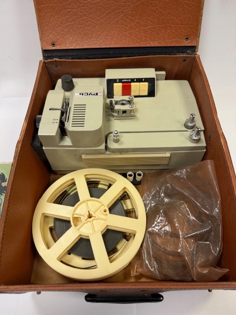 PROJEKTOR RUŚ ZESTAW W WALIZCE Z FILMAMI SPRAWNY ZADBANY WILK I ZAJĄC