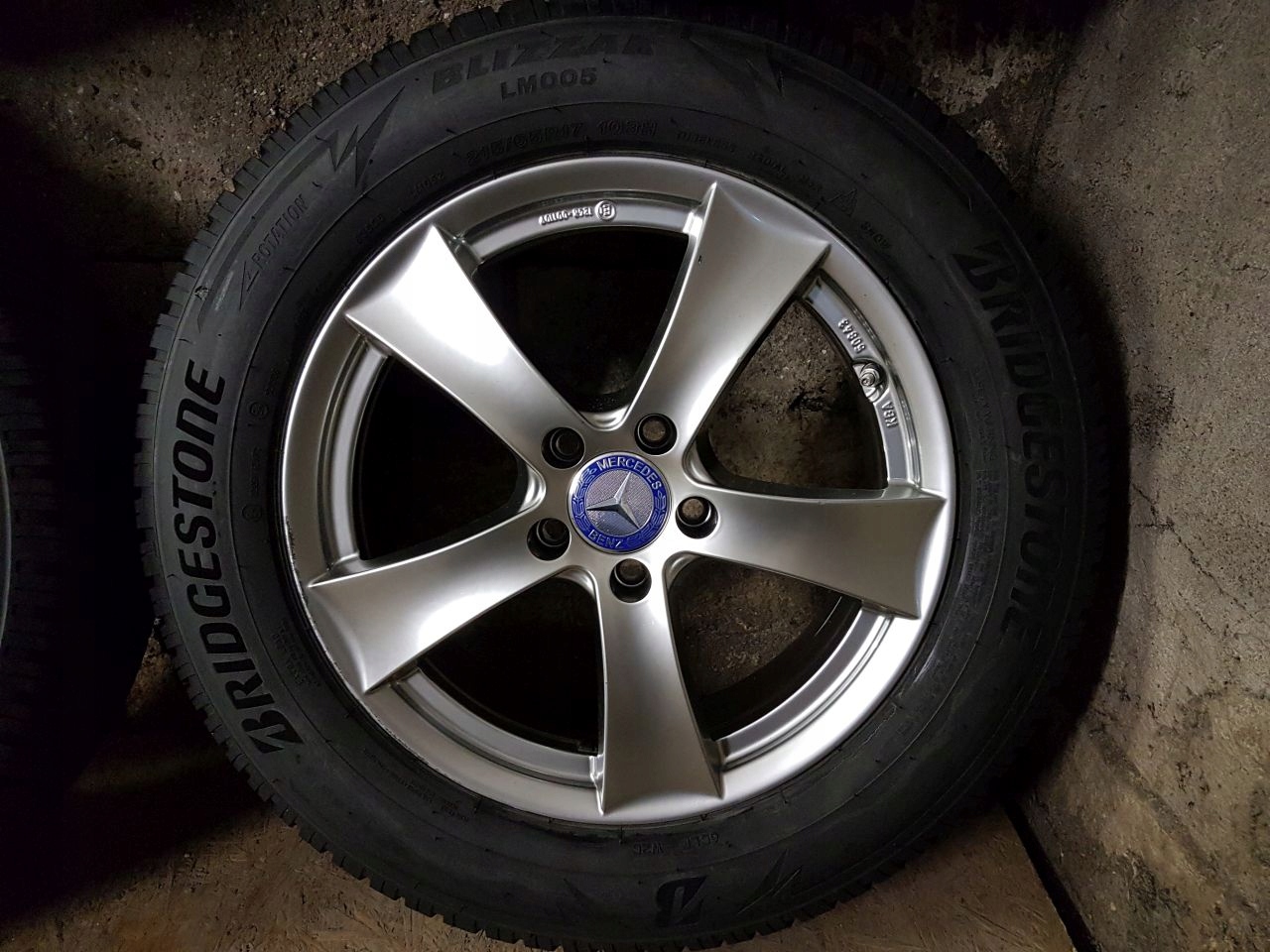 Felgi Mercedes VW Audi R17 5x112 opony zima 215/65R17 8mm Bridgestone 2021r Średnica felgi 17