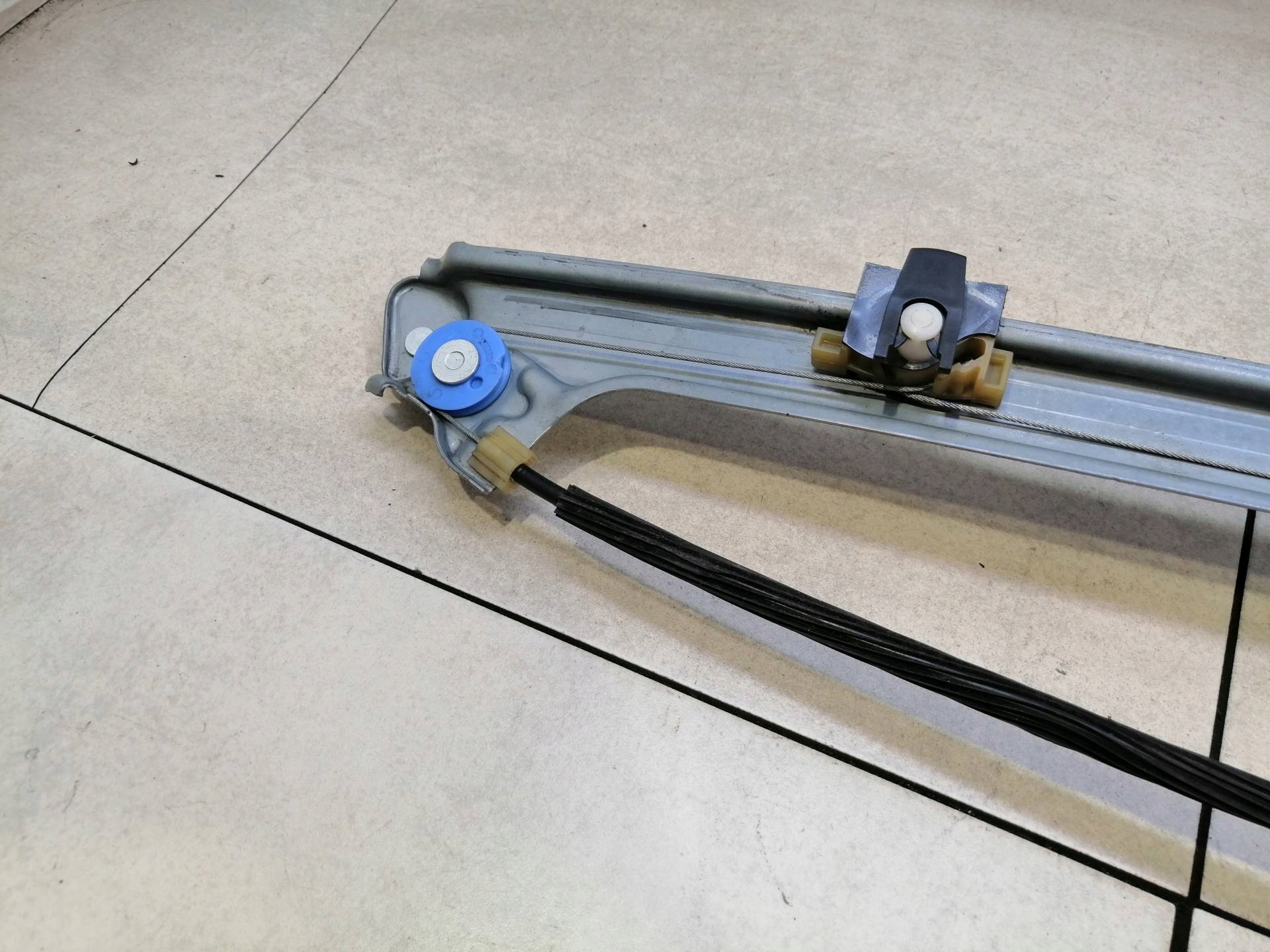 window regulator left front LAGUNA III 2.0 DCI 0130822330
