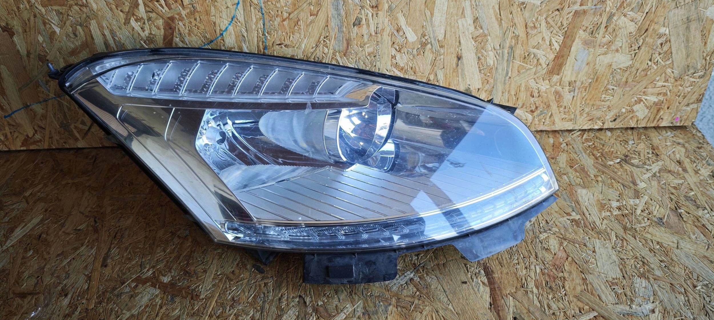 Reflektor front side right Citroen C4 and Picasso lift