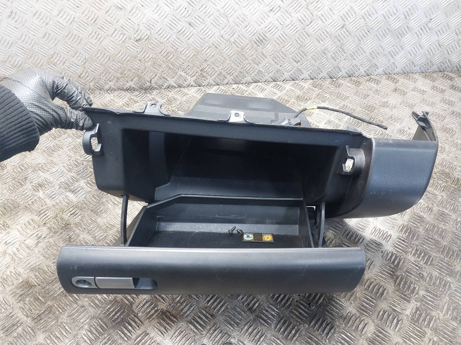 бардачок середина на mazda 3 II BL 1.6 HB 08-13r