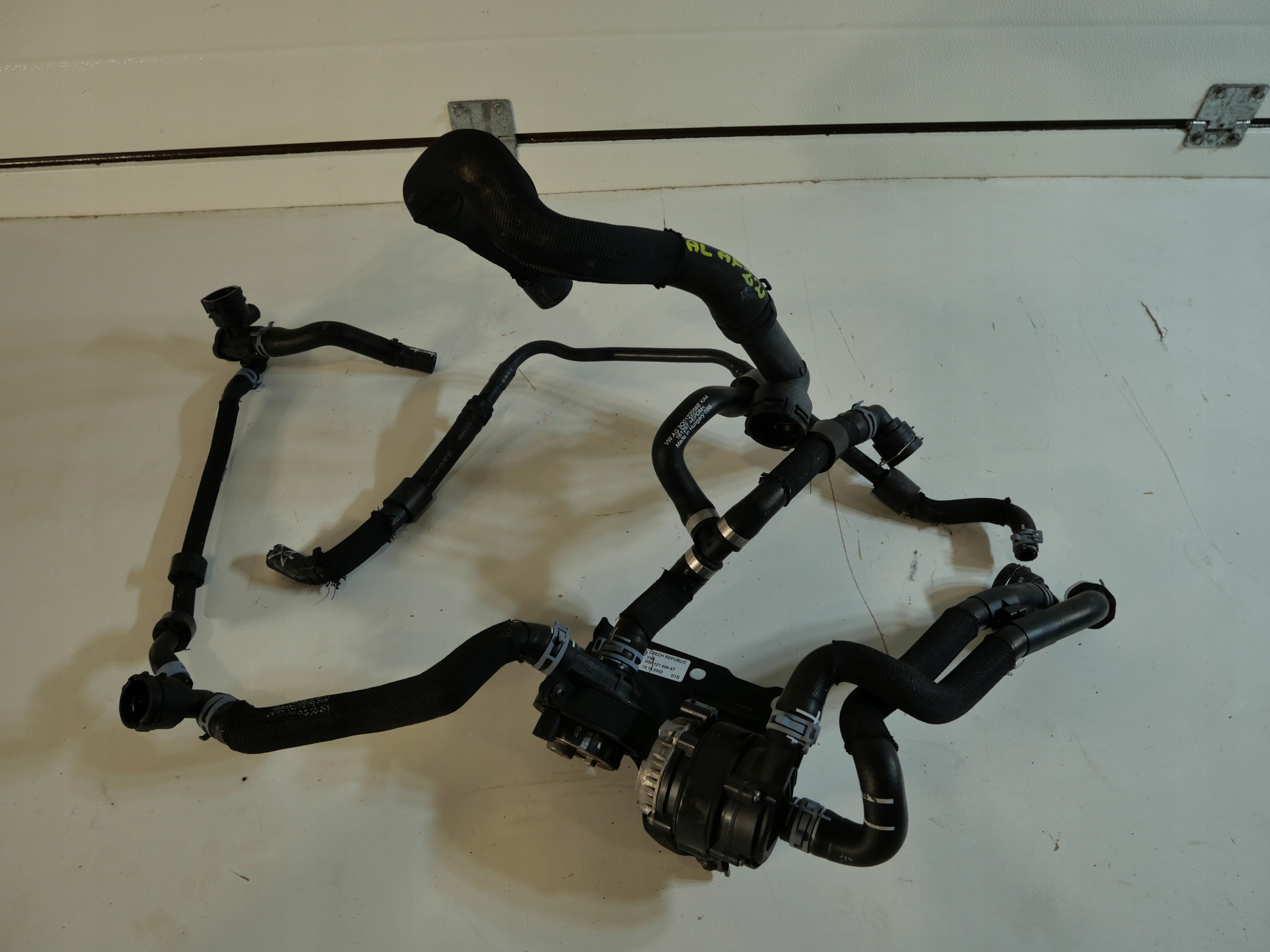 VW GOLF VII PASSAT crijevo pumpa vode 04L965567A