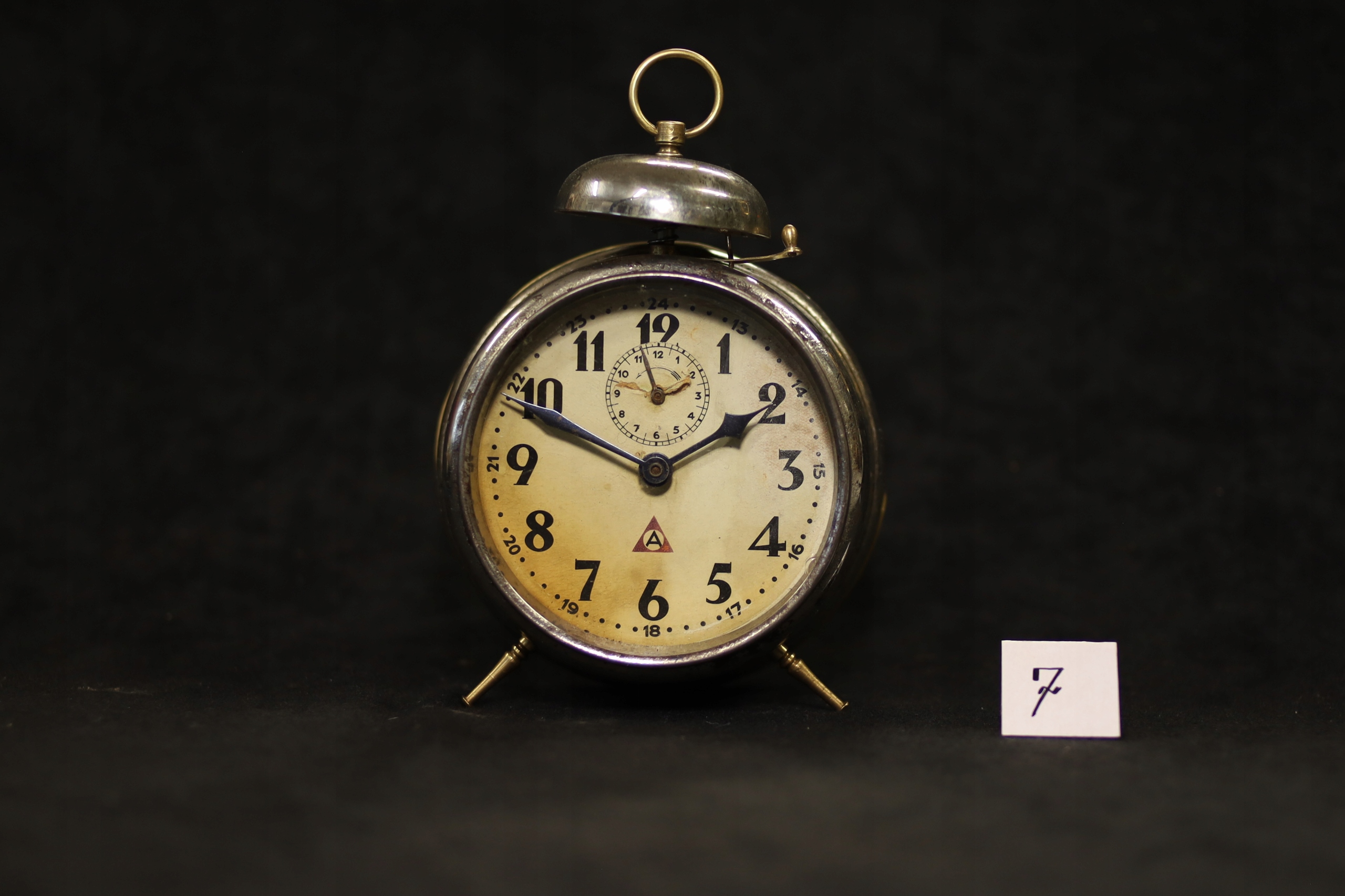 Stary budzik mechaniczny antyk