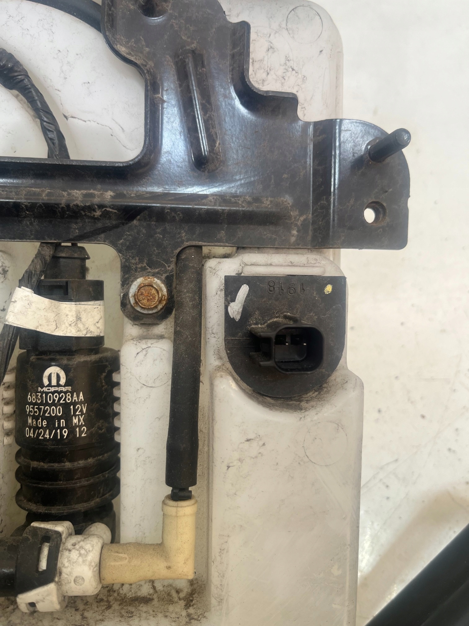 WRANGLER JL бачок омывателя 68293018AE