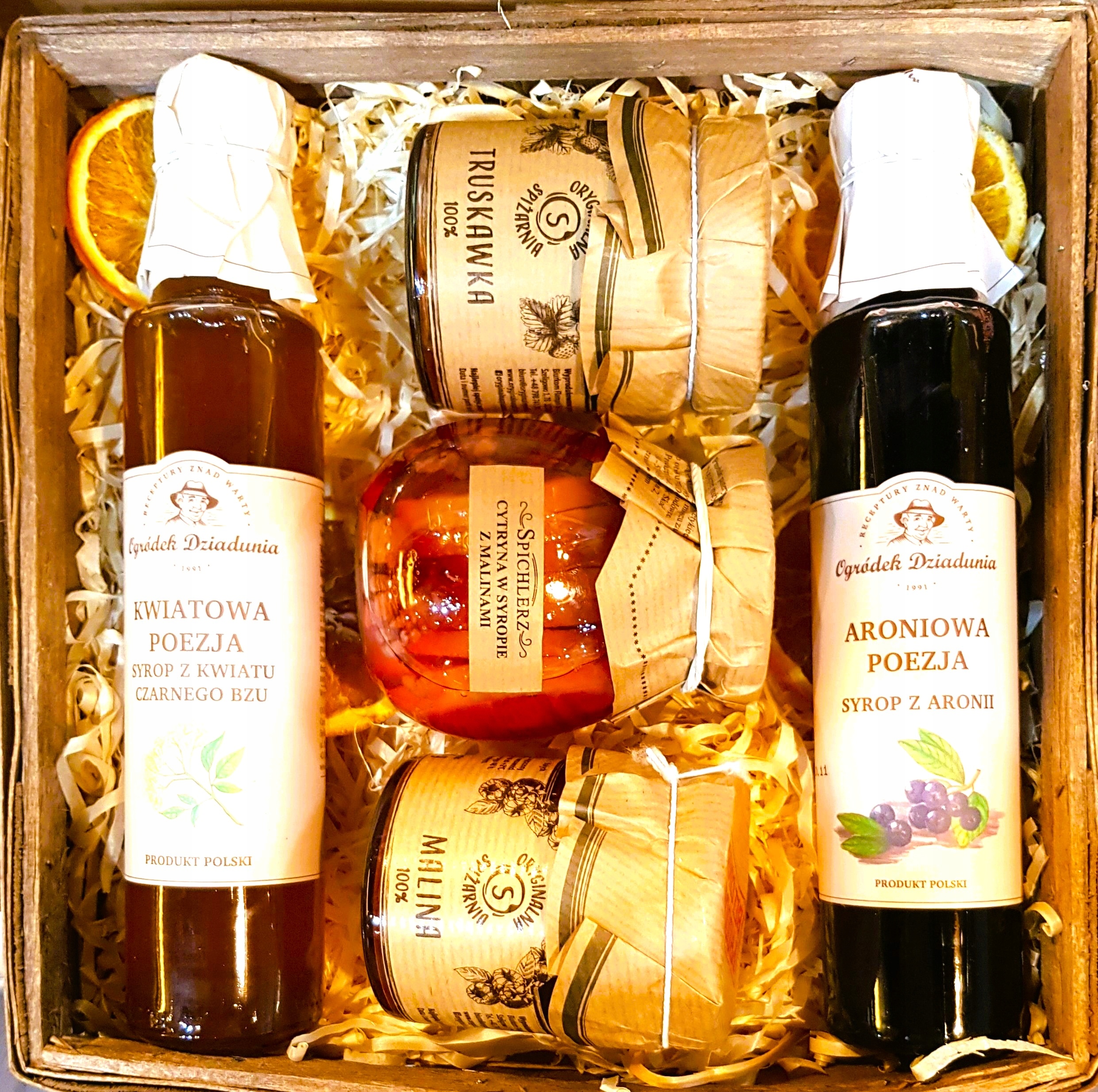 KOSZ PODARUNKOWY SYROPY OWOCE W SYROPIE KONFITURY