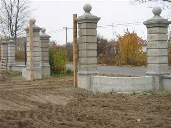 OGRODZENIA DWORKOWE,PRZĘSŁA,SŁUPKI ,Bonie Materiał dominujący beton