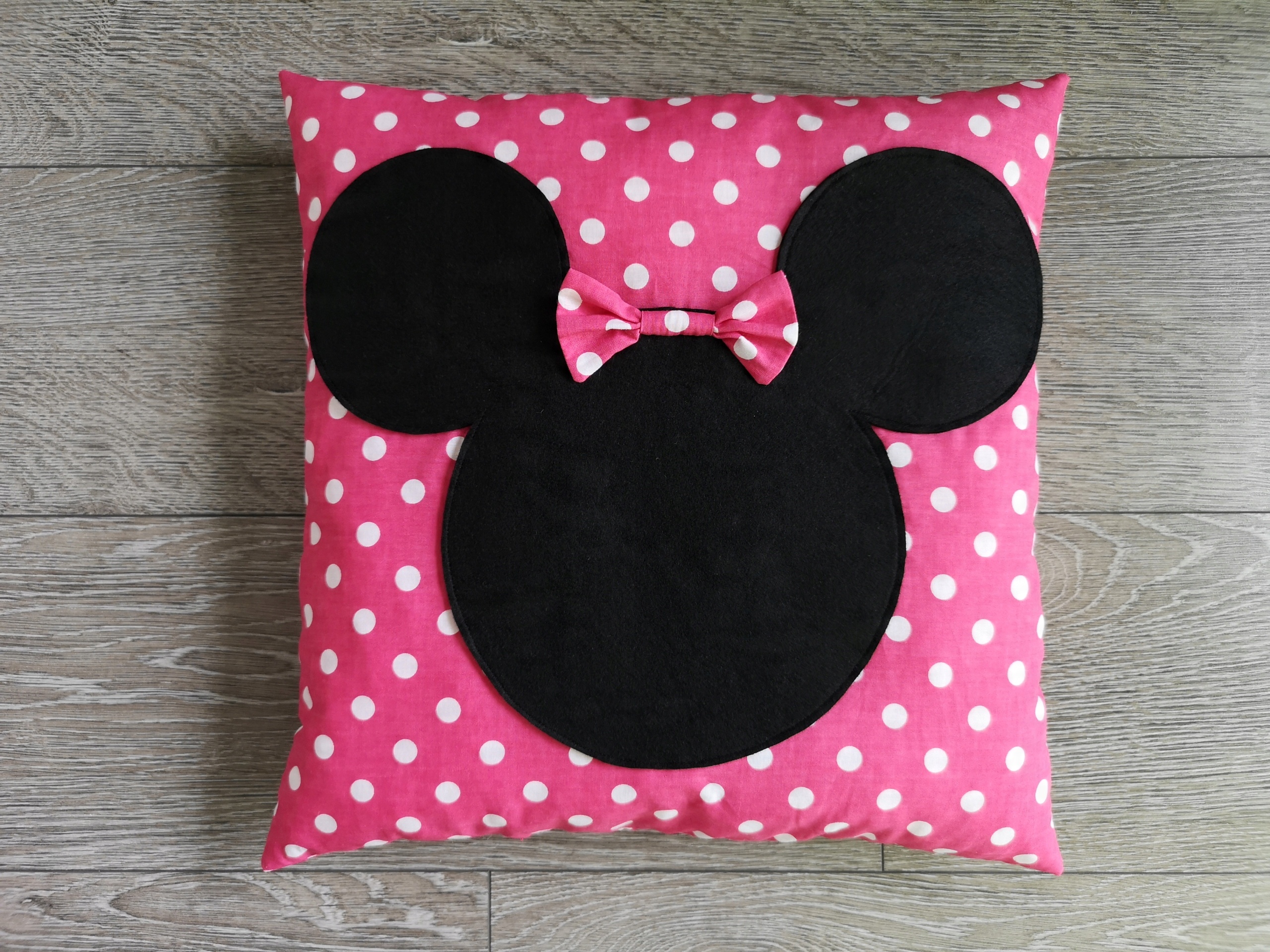 

Poduszka 40x40 Myszka Minnie Mickey różowa
