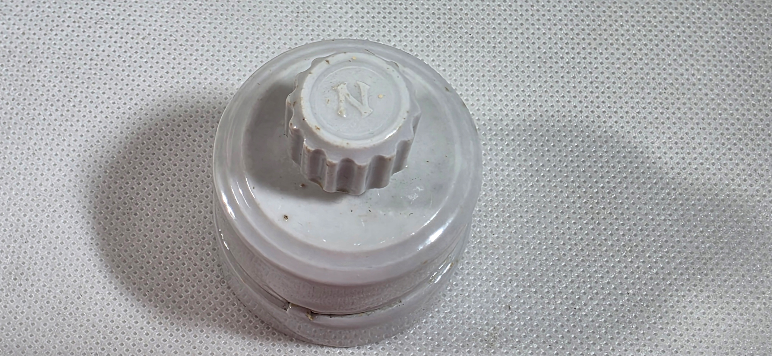 SYGNOWANY STARY WŁĄCZNIK PORCELANOWY