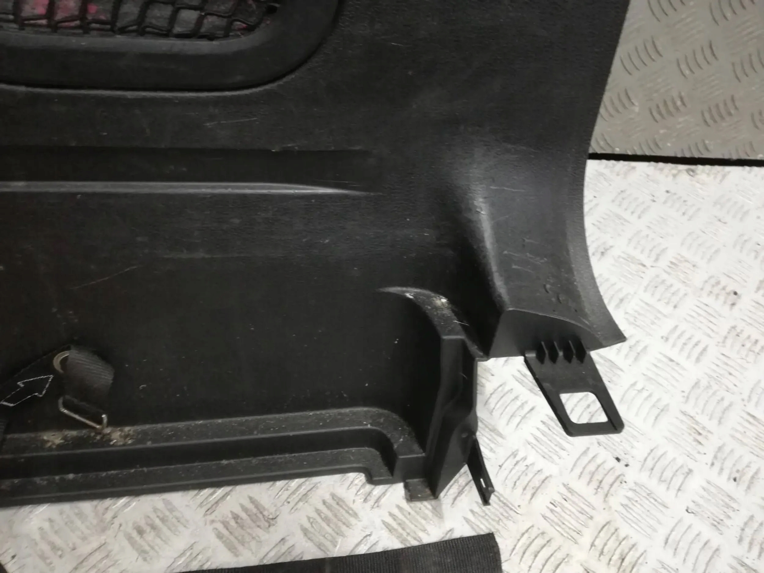 Jeep Renegade BOCZEK TAPICERKA BAGAŻNIKA TYLNA LEWA Producent części Jeep OE