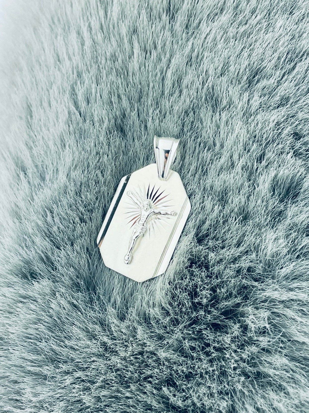 Stříbrný medailonek Ježíš Ukřižovaný Svaté Přijímání Křest