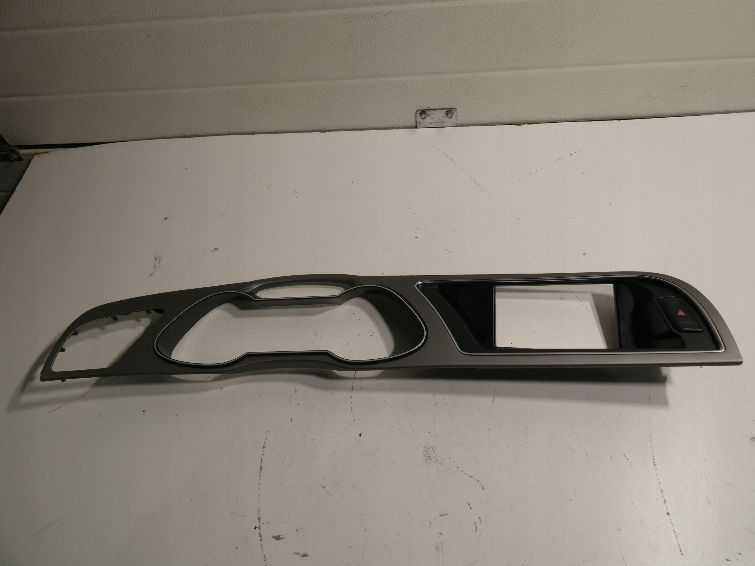 AUDI A4 B8 frame cover of the dial 8K1857166