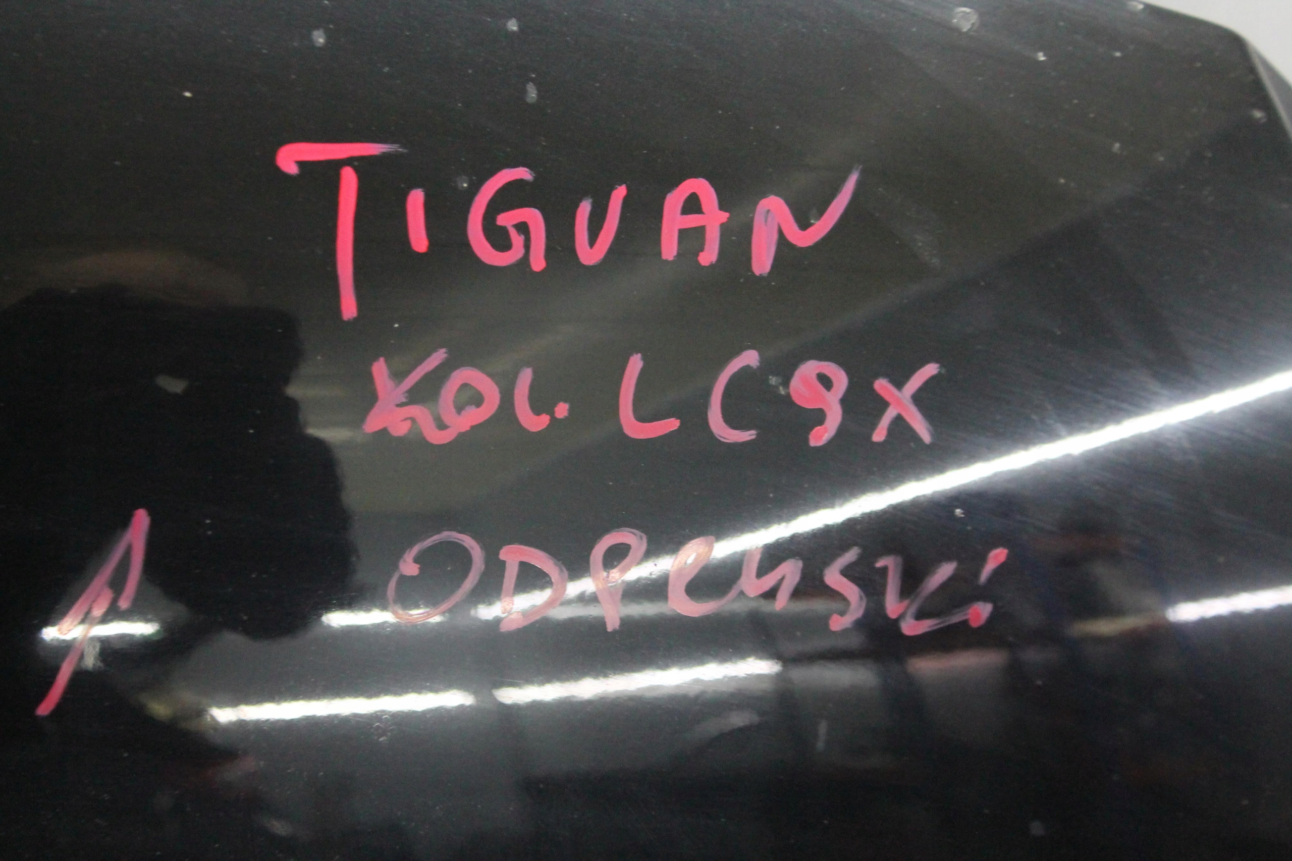 Capot VW TIGUAN 5N des roues. LC9X 07-11