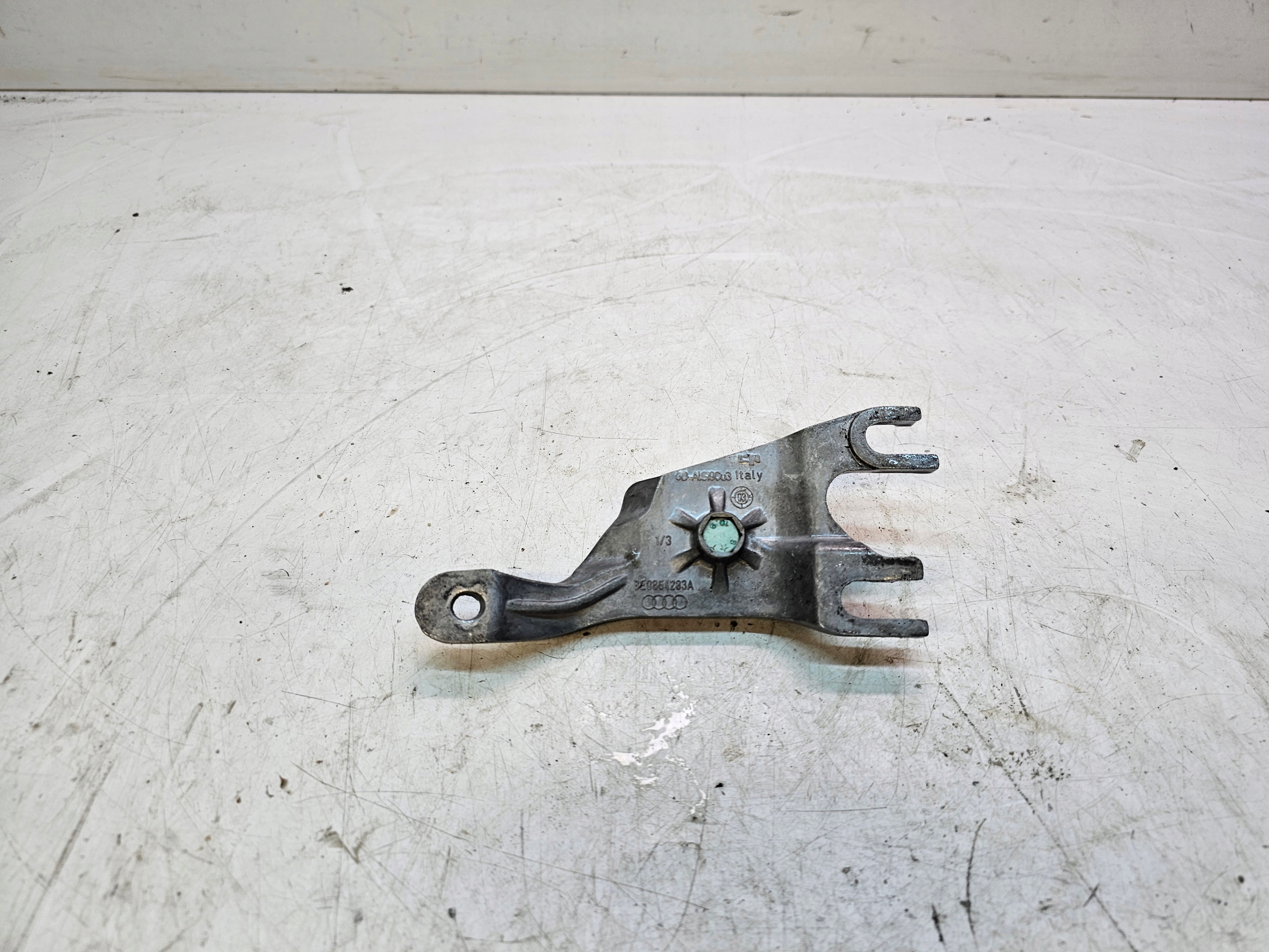 bracket holder PODLOKIETNIKA A4 B6 B7 8E0864283A