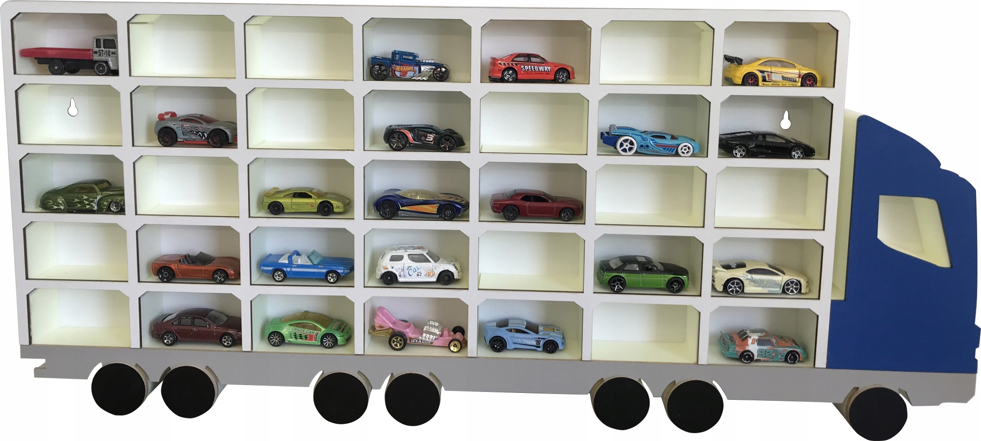 

Półka na samochodziki malowana na 35 resoraków