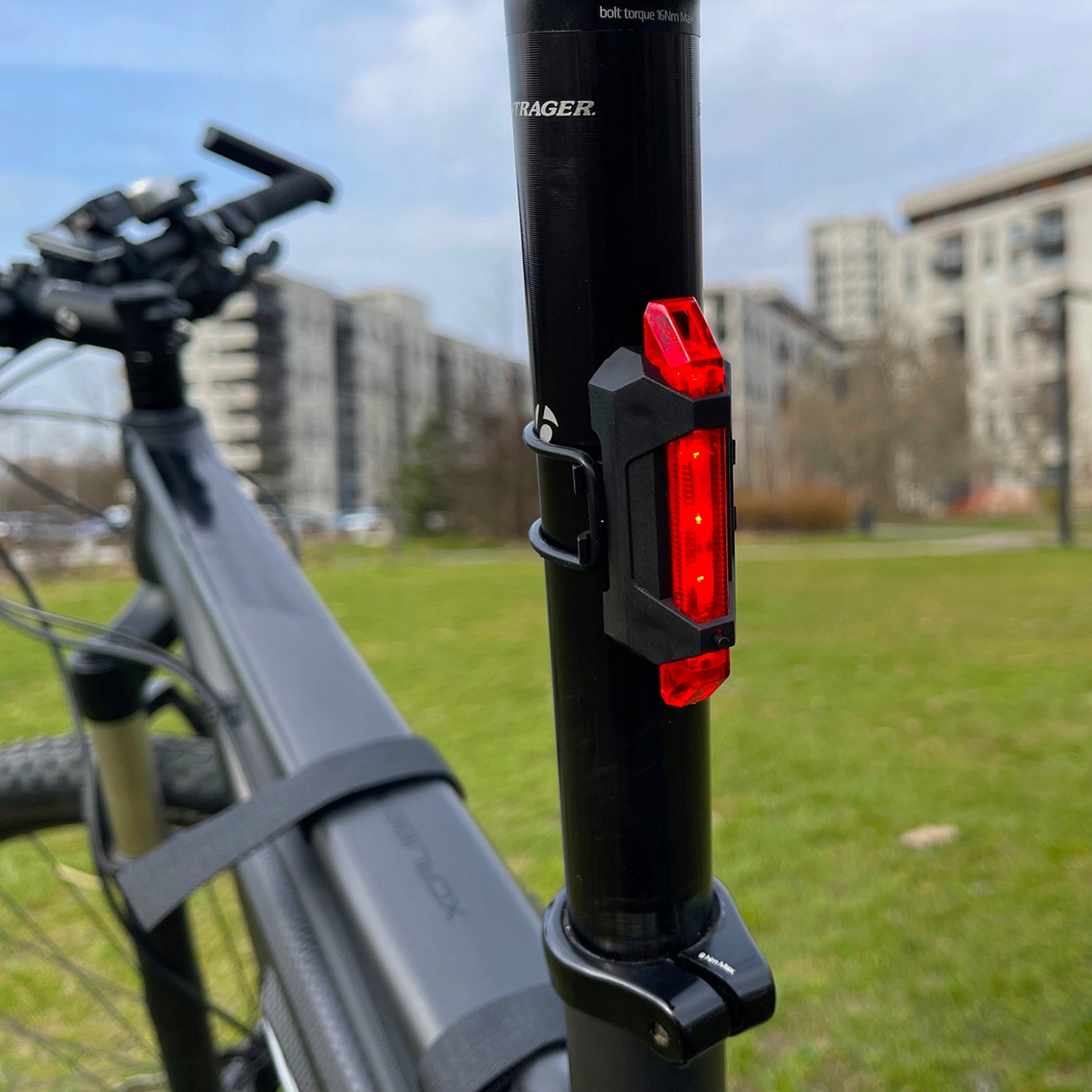 LAMPKA ROWEROWA PRZEDNIA I TYŁ LED DO ROWERU AKUMULATOROWA NA KIEROWNICĘ Stan opakowania oryginalne