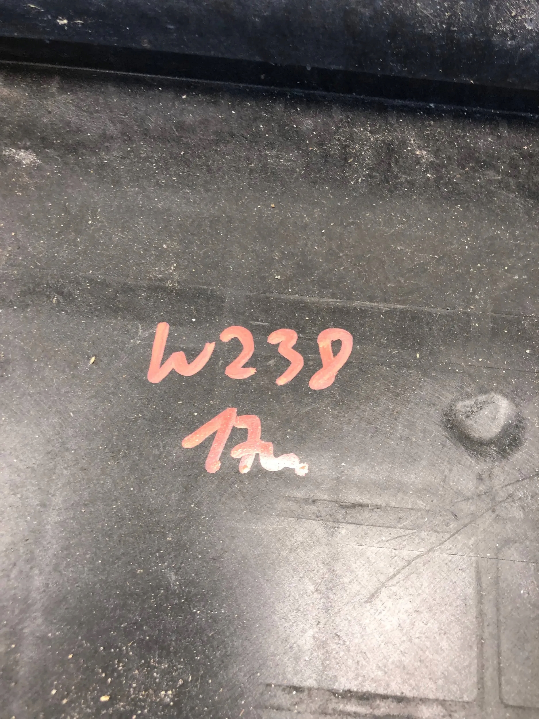 držač akumulatora MERCEDES W238 A2136200018
