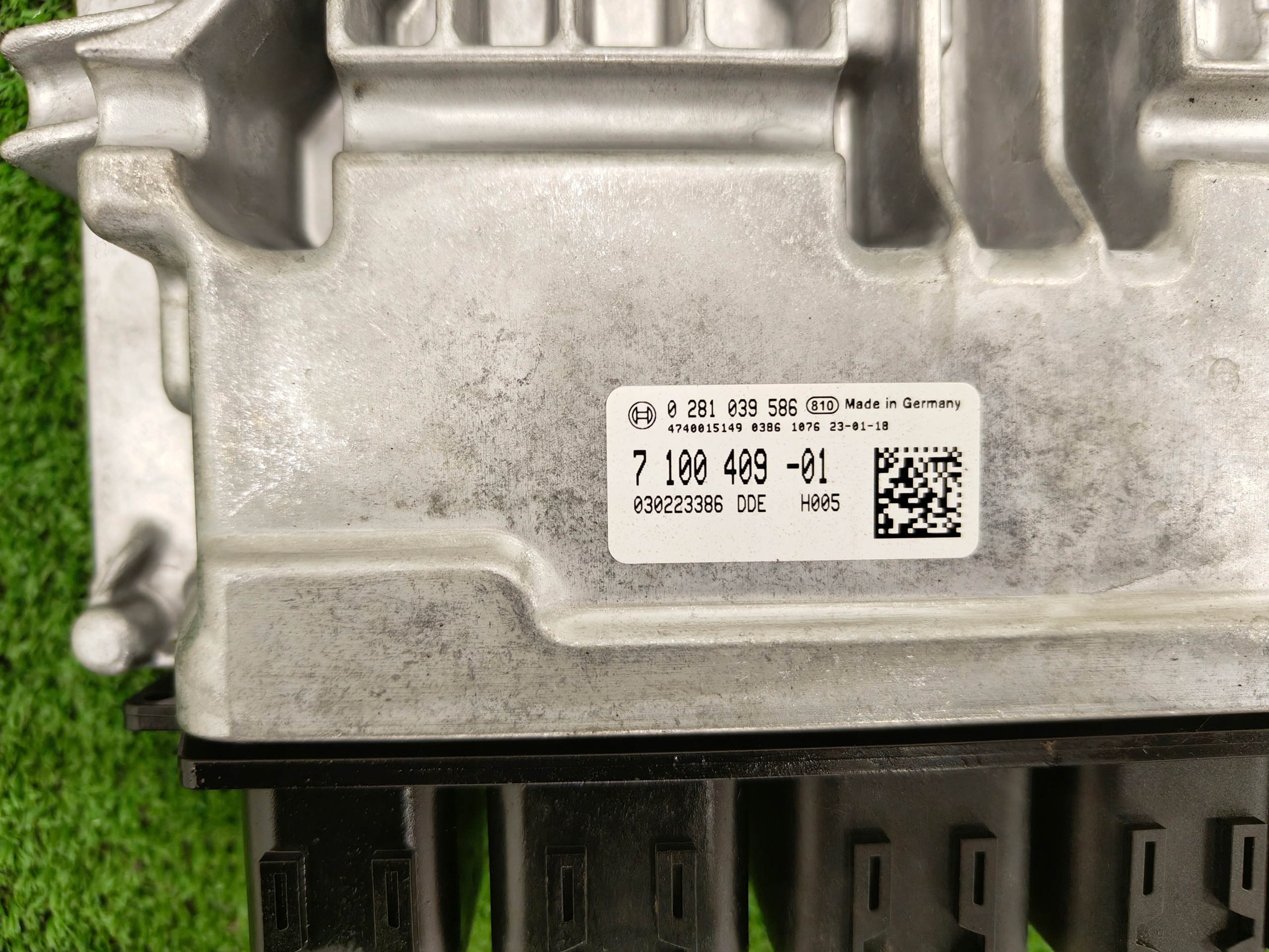 BMW X3 G01 X4 G02 computer control unit of the engine ECU 7100409