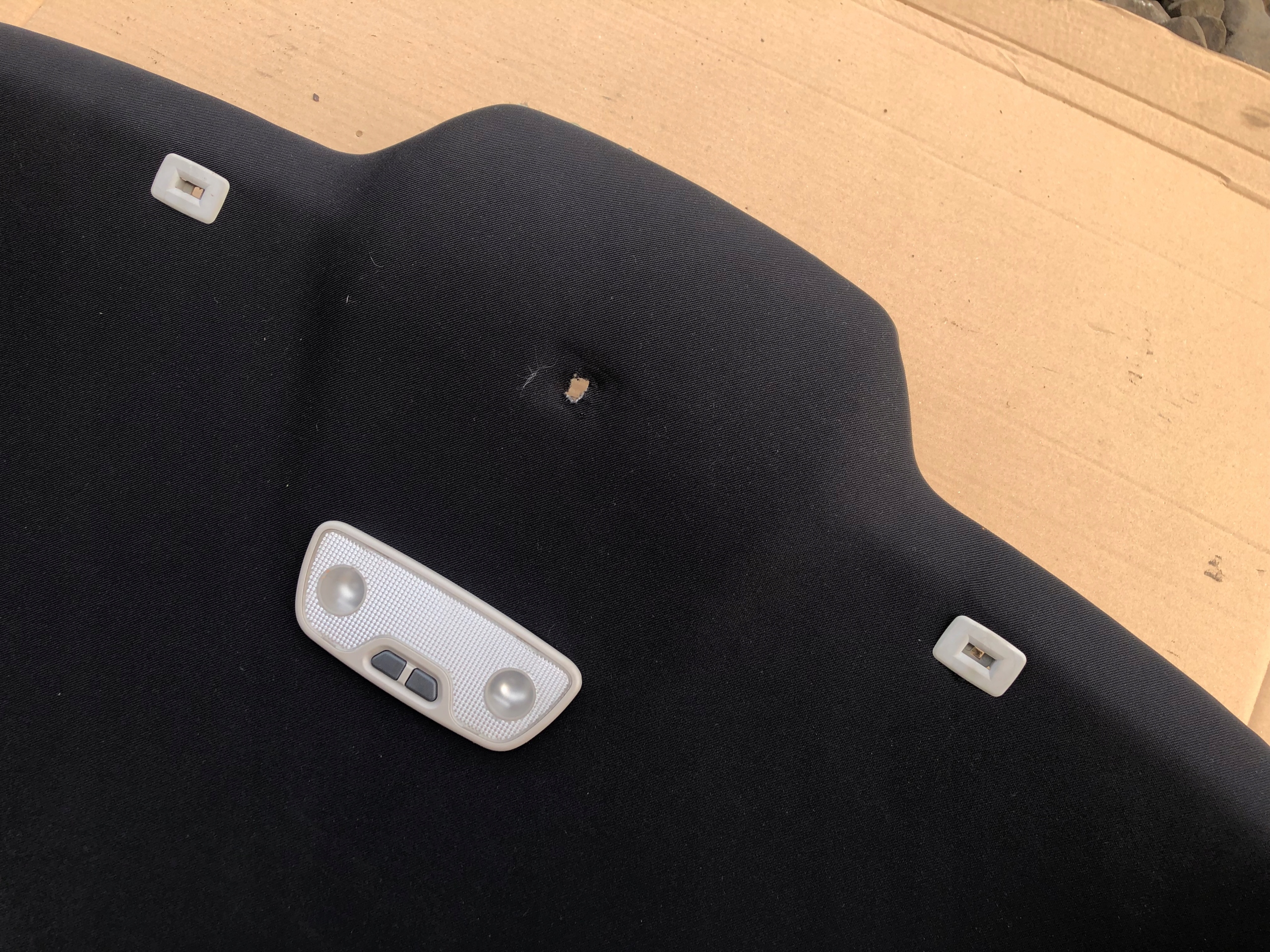 PODSUFITKA VOLVO S40 2004-2012 SEDAN CZARNA ORYGINALNA PODBITKA Producent części Volvo OE