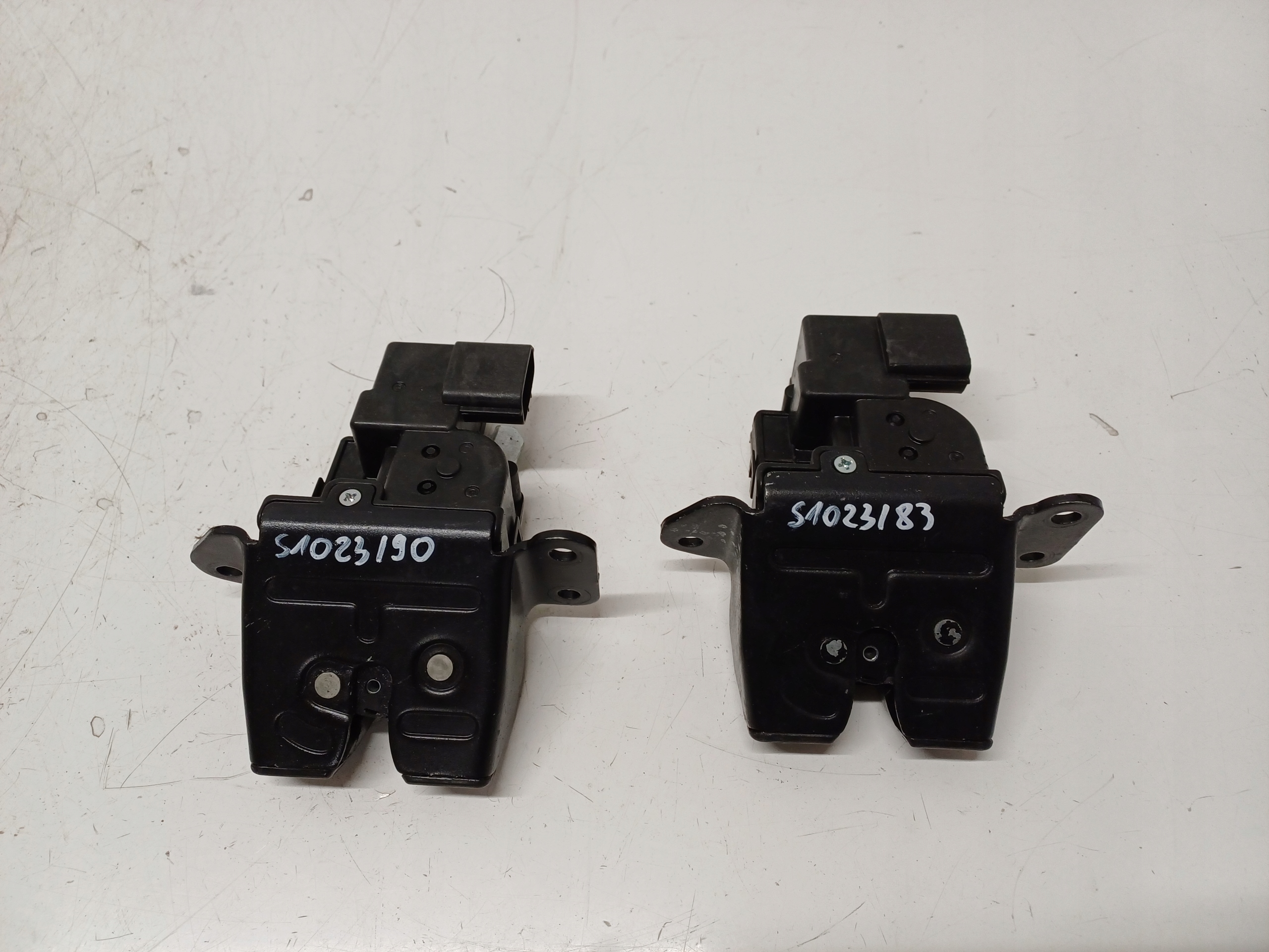 KIA HYUNDAI ЗАМОК КРИШКИ ЗАД. 81230-A6000