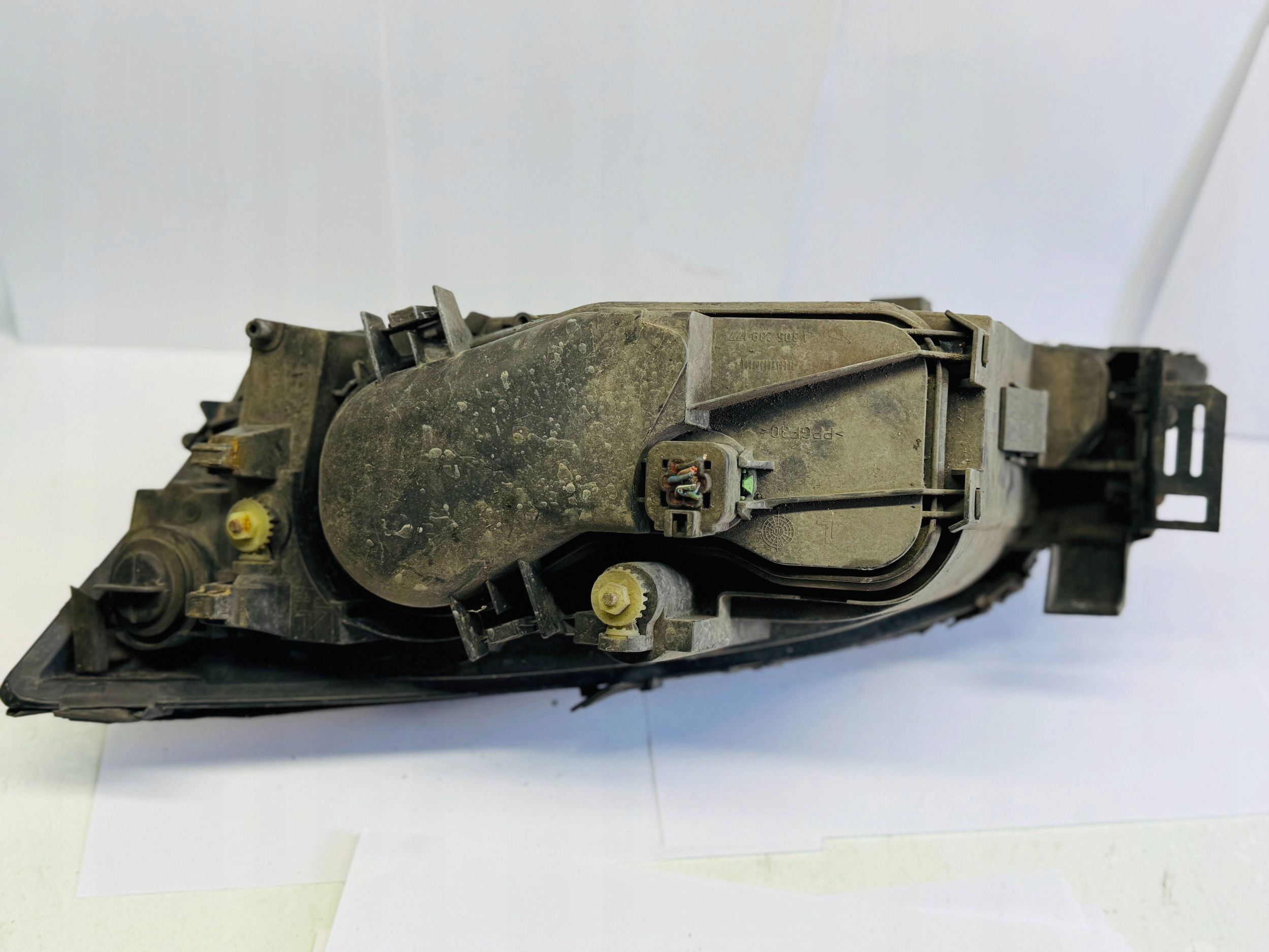 FORD MONDEO light REFLEKTOR right front 0301174202