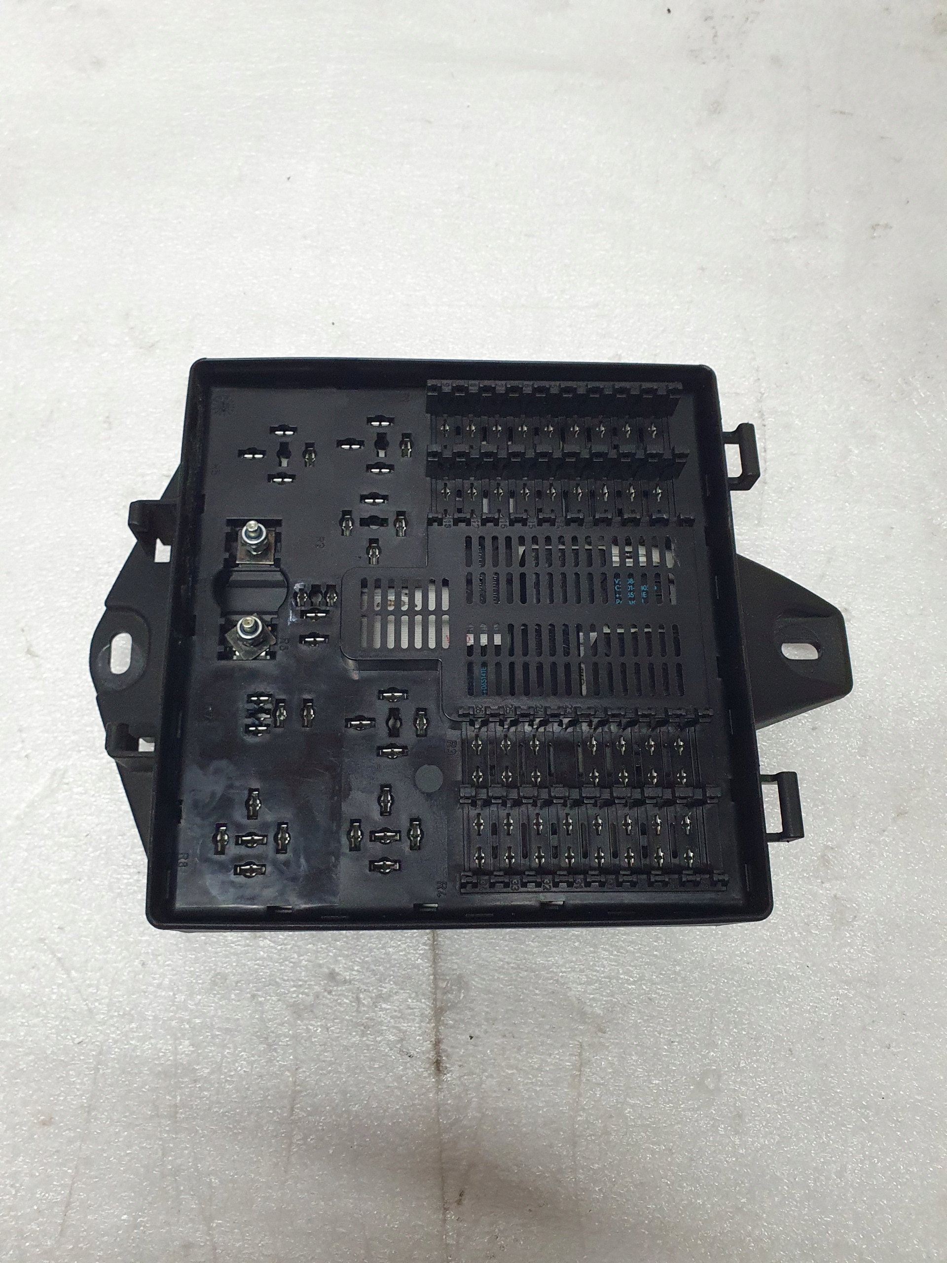 SKRZYNKA BEZPIECZNIKOW 4G43-14A173-AF ASTON MARTIN DB9 6.0