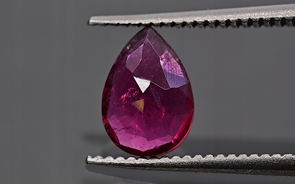 Turmalín oboustranně fasetovaný slza 7,5x5,4 mm