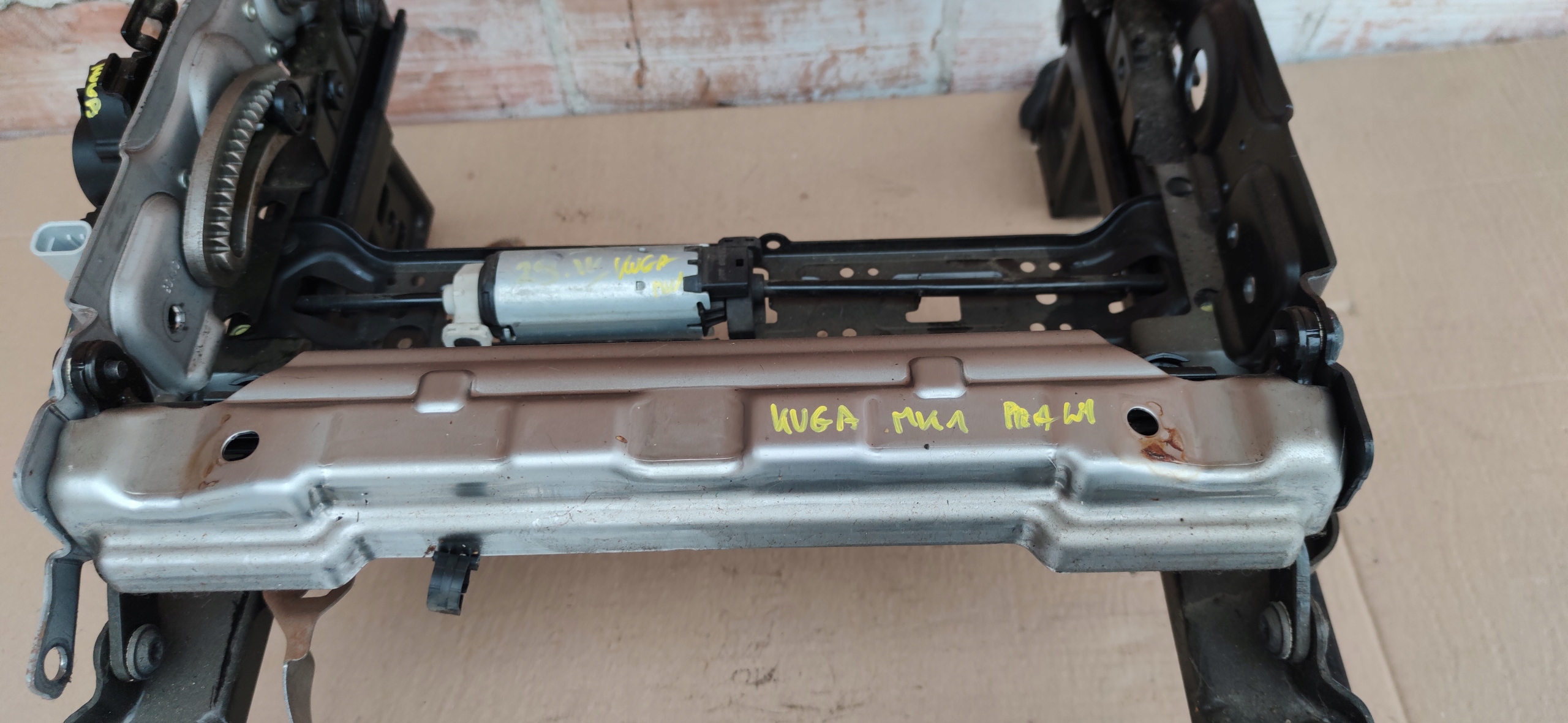 Kuga MK1 двигатель регулировки правого сиденья стойка