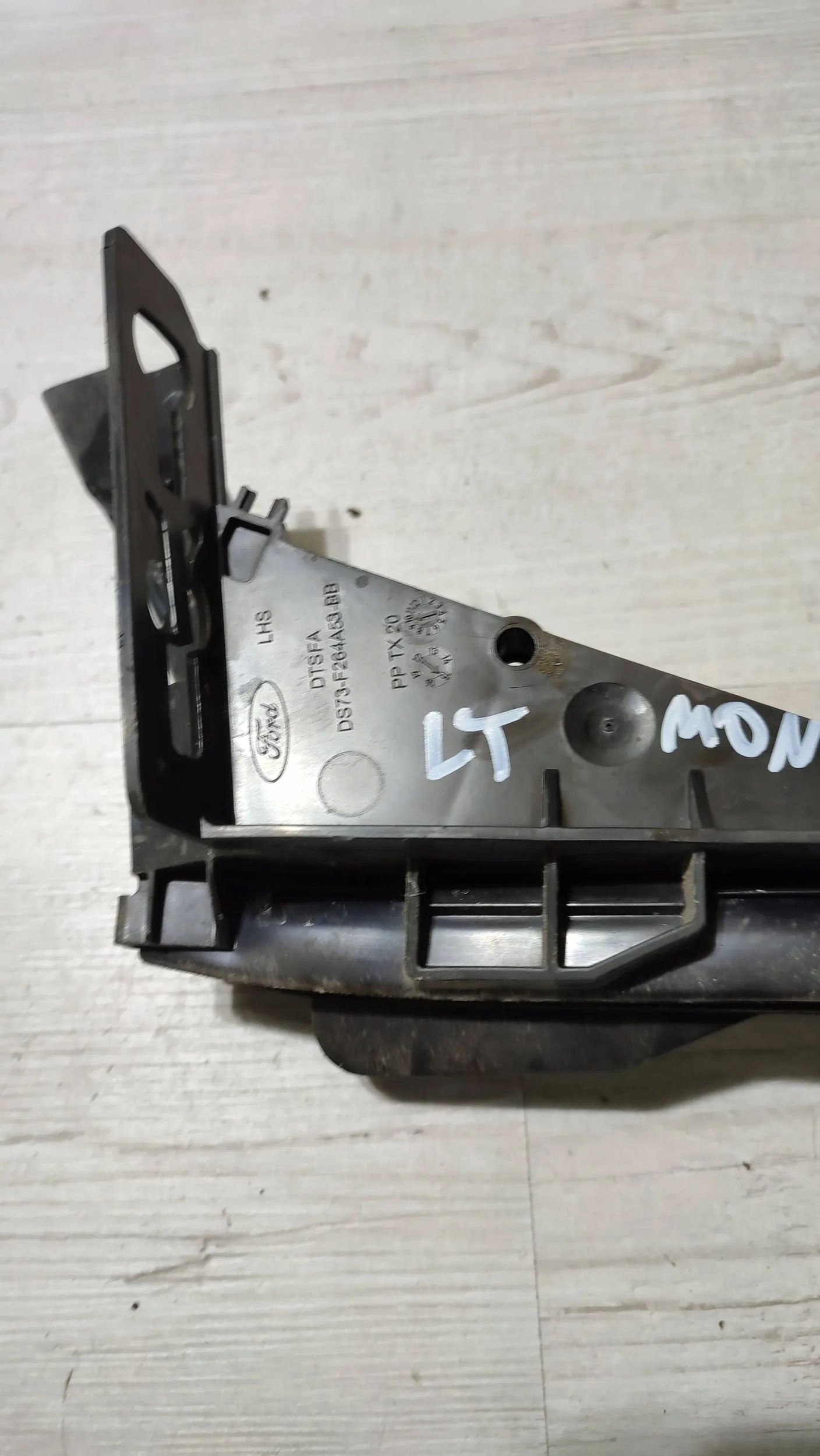 Ford Mondeo MK5 16r 2.0TDCi rear part side left holder
