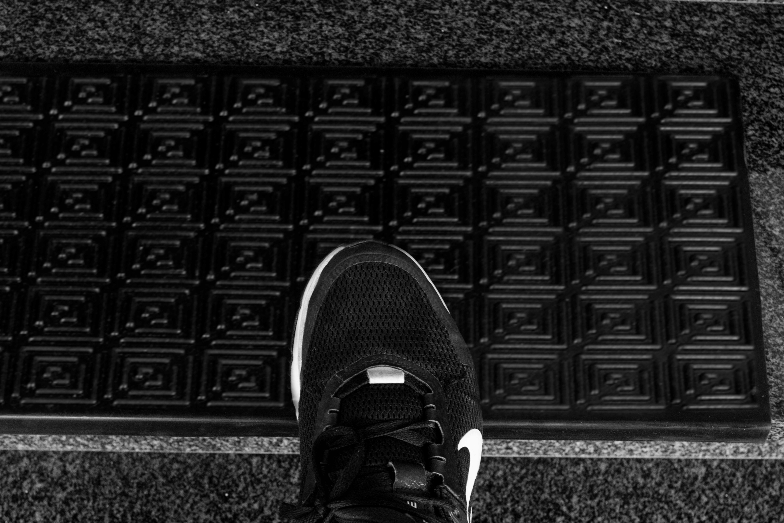 NAKŁADKI NA SCHODY TREPY ANTYPOŚLIZGOWE GUMOWE ZEWNĘTRZNE STOPNIE 25X75CM Marka Deco4Home