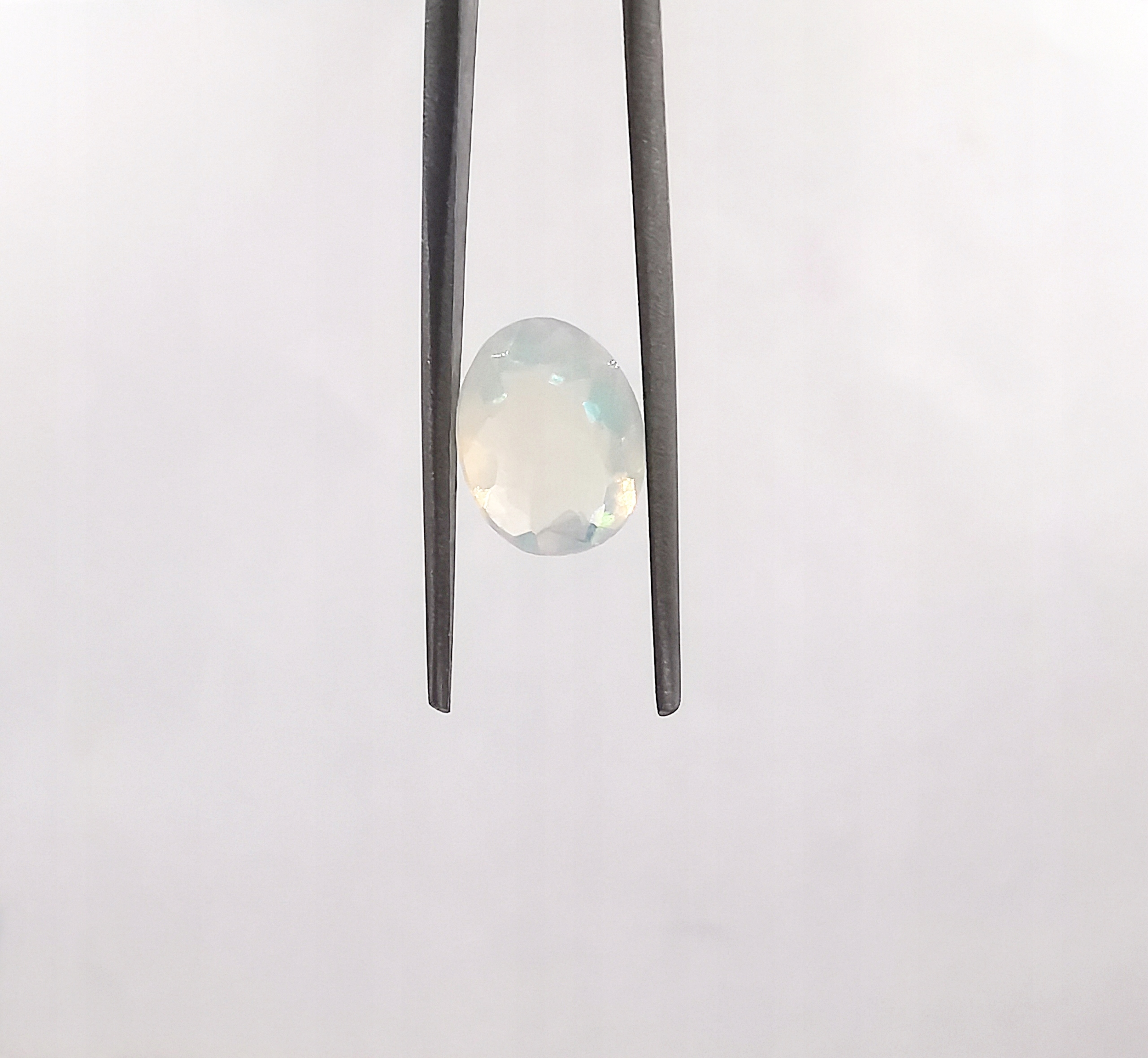 opál ohnivý ovál fazetovaný 1,44 karát 10 x 8 x 5 mm