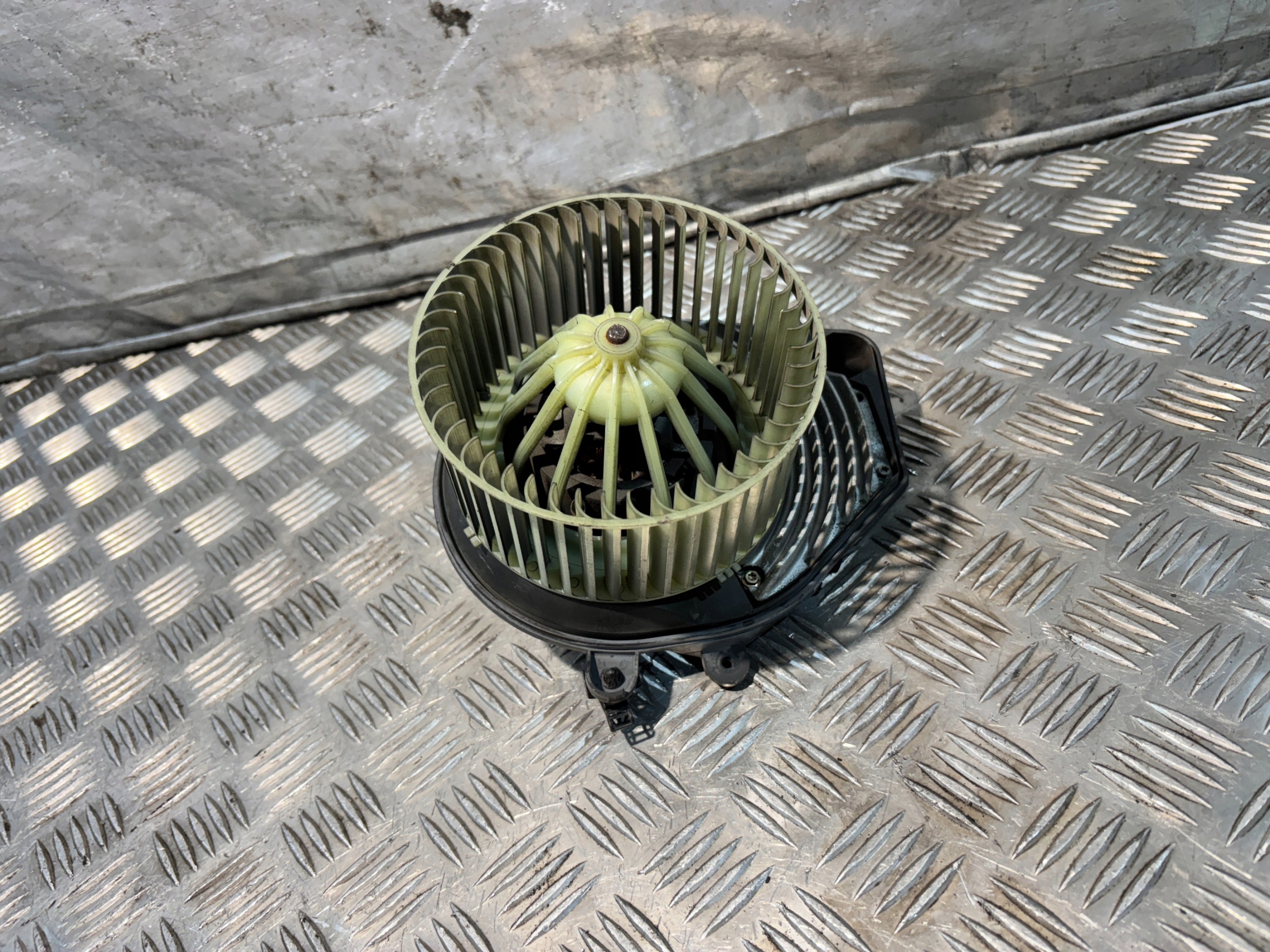 Lüfter dmuchawa des lüfters Audi A4 B5 1.6B 8D1820021