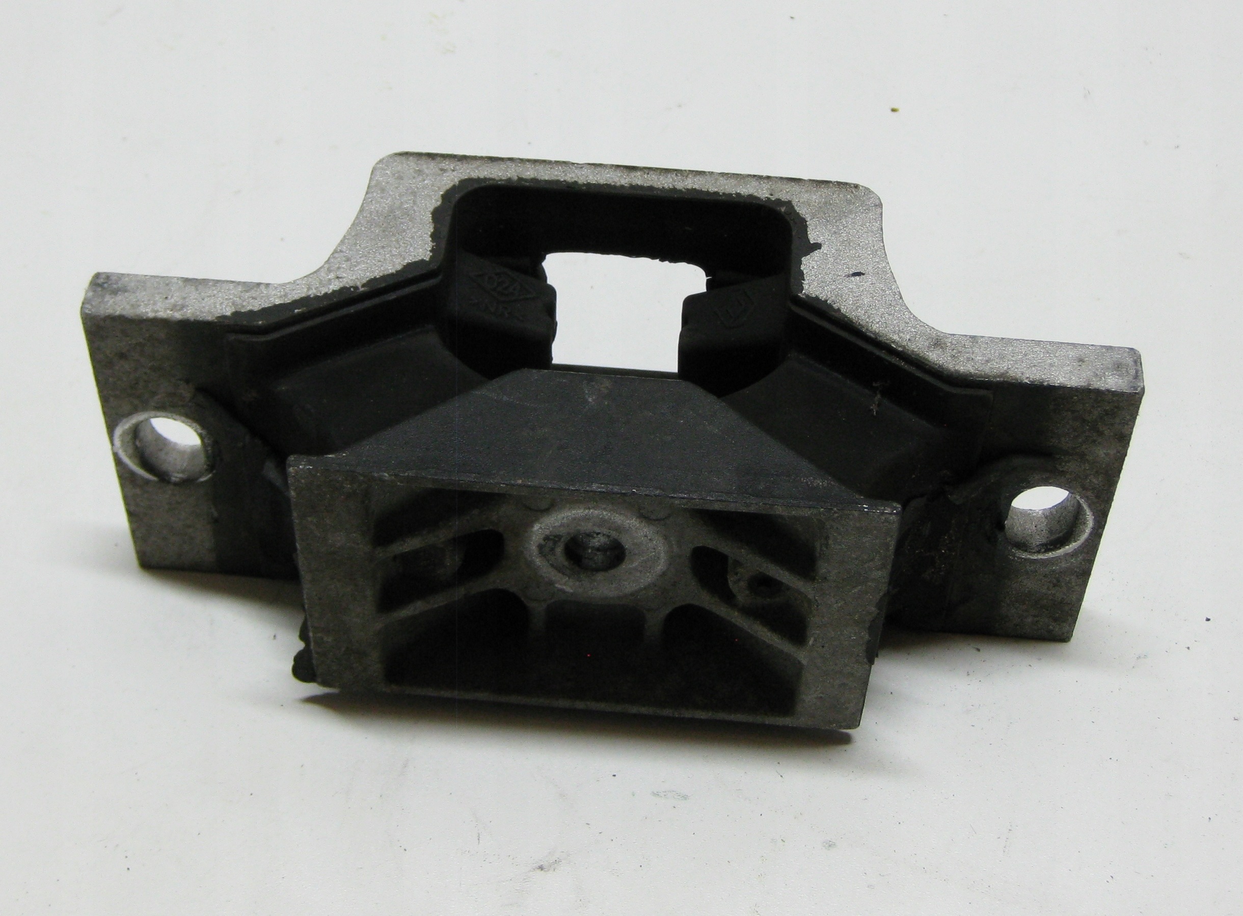 RENAULT MASTER III LIFT držiak motora 8200676857