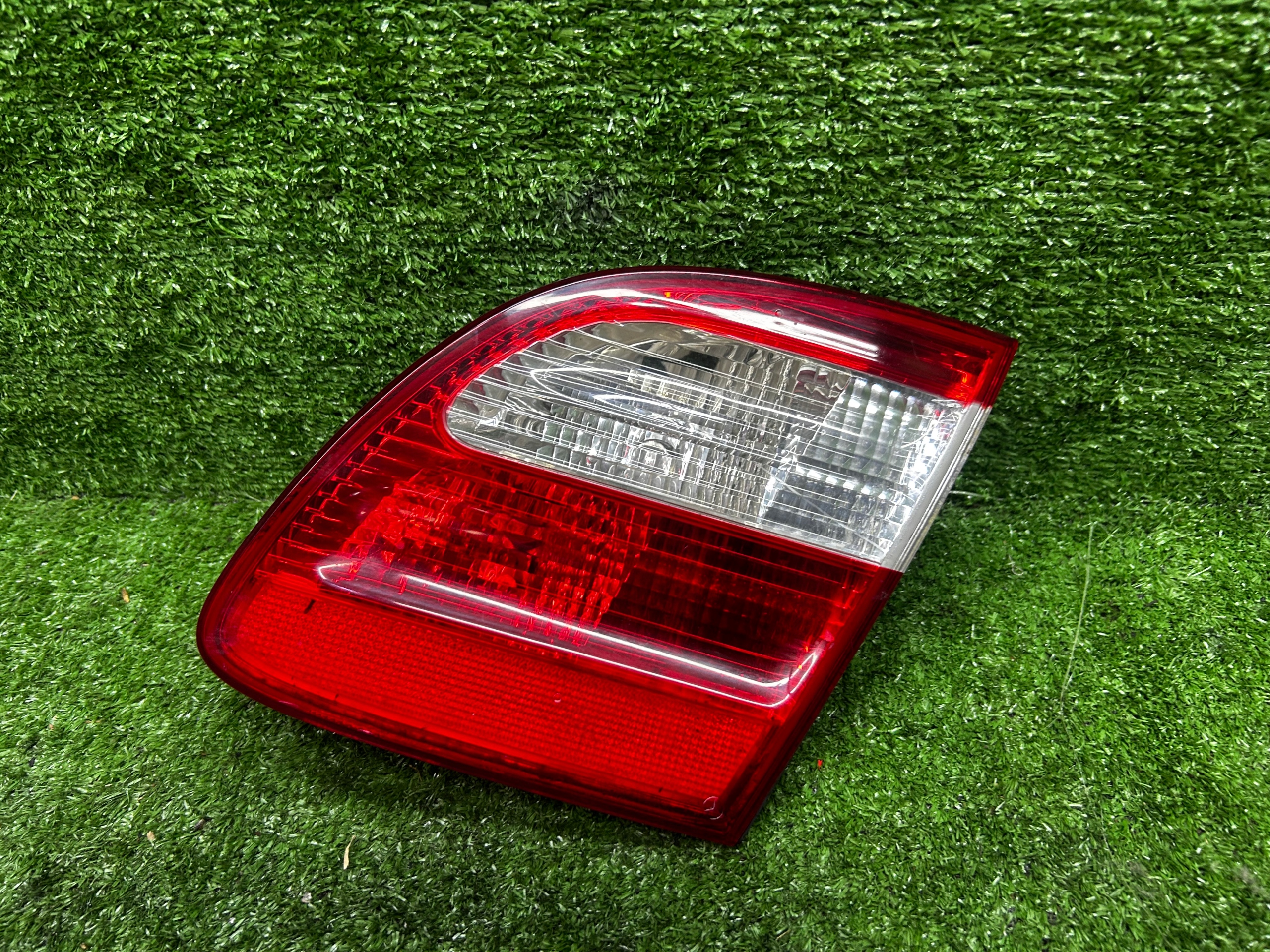 MERCEDES E KLASA W211 KOMBI LAMPA TYŁ PRAWA TYLNA WEWNĘTRZNA A2118201464