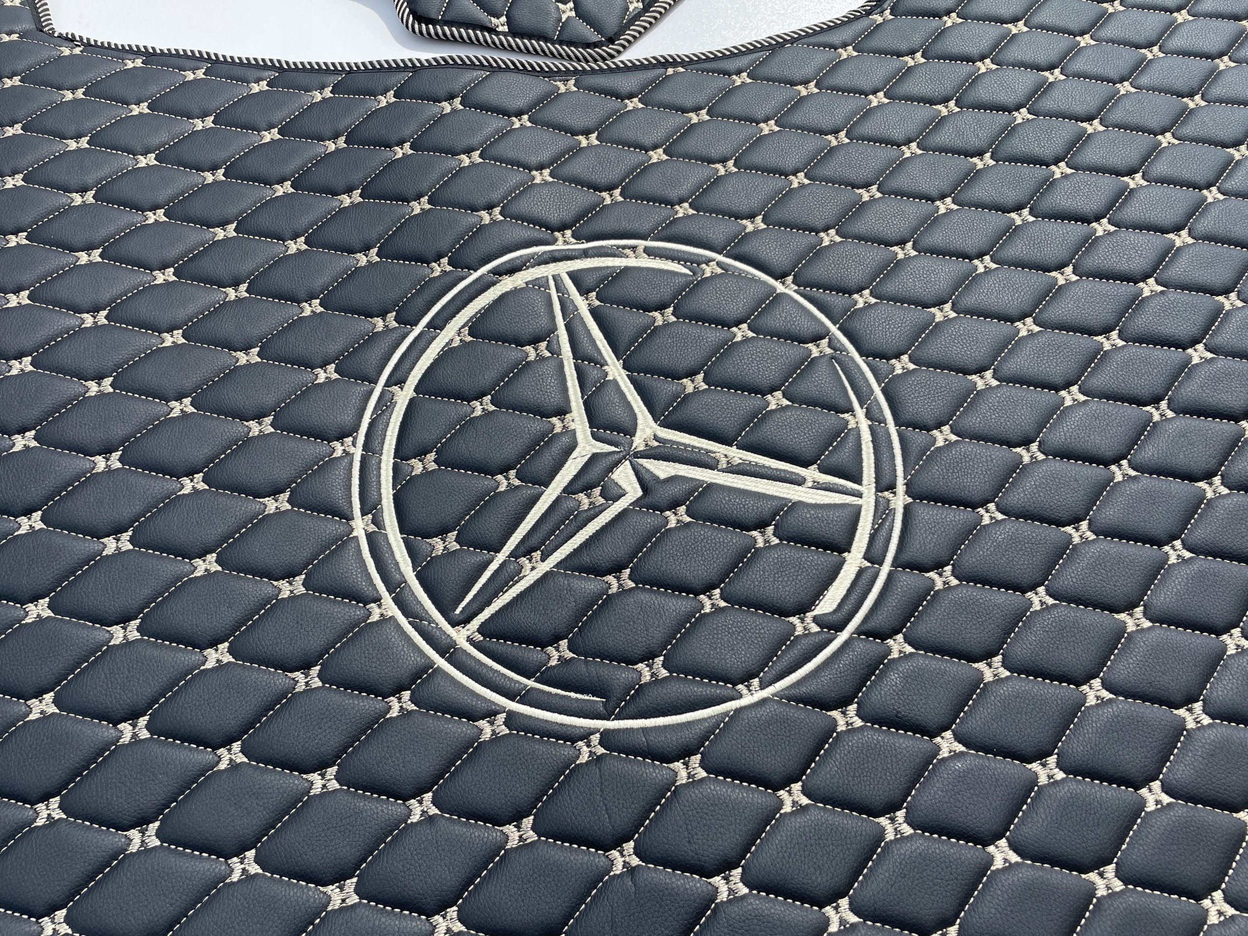 Dywany Dywaniki pikowane MERCEDES ACTROS MP 4 MP 5 MP4 MP5 Pokrowce HAFT Producent Inny