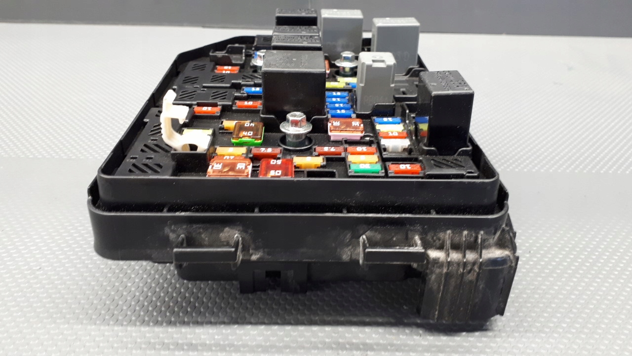 94524353 skrzynka bezpieczników Opel Karl 1.0B 15r Numer katalogowy oryginału 38244463