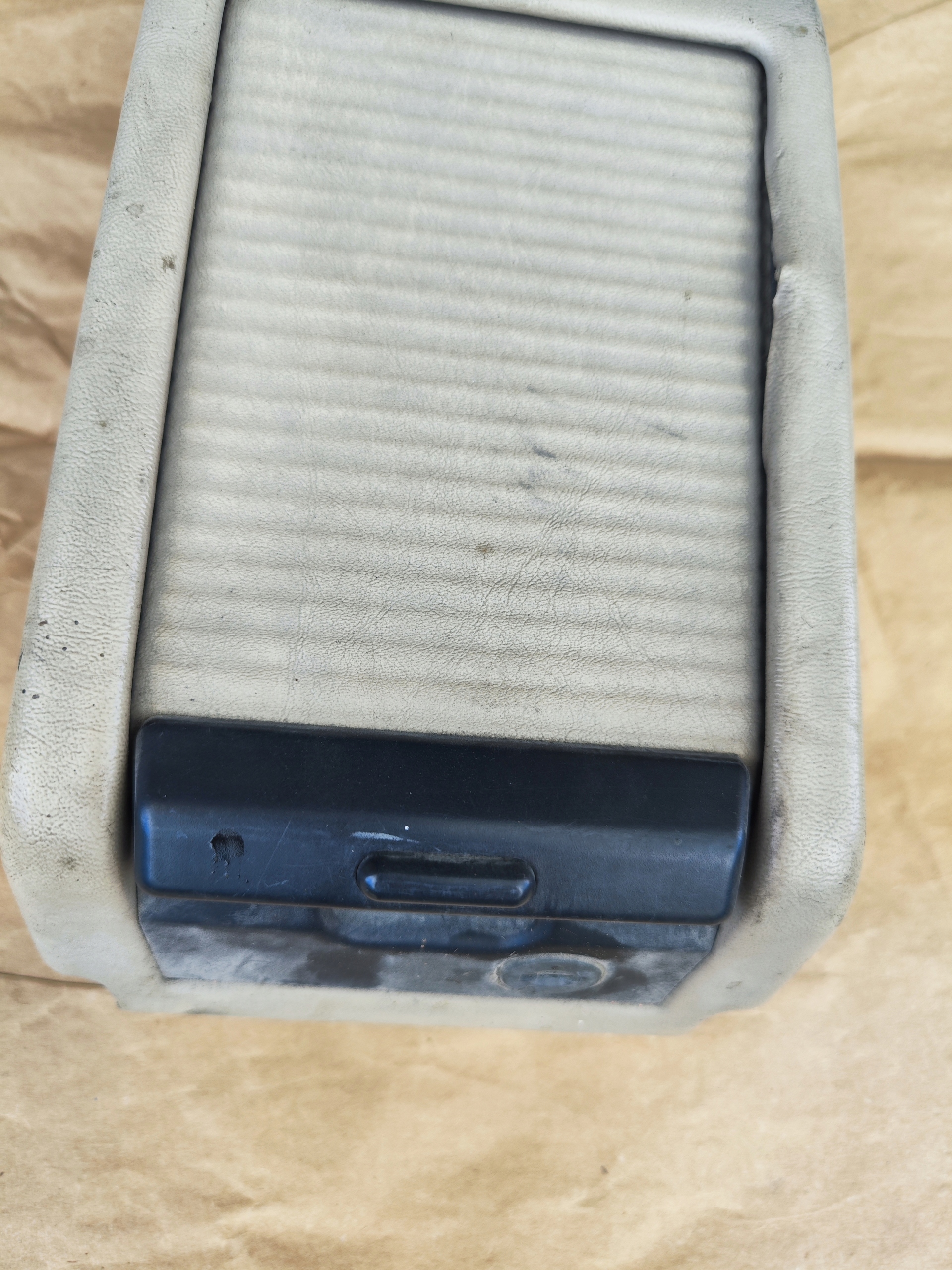 passenger compartment Z ROLETKA W TUNEL central armrest MERCEDES W124