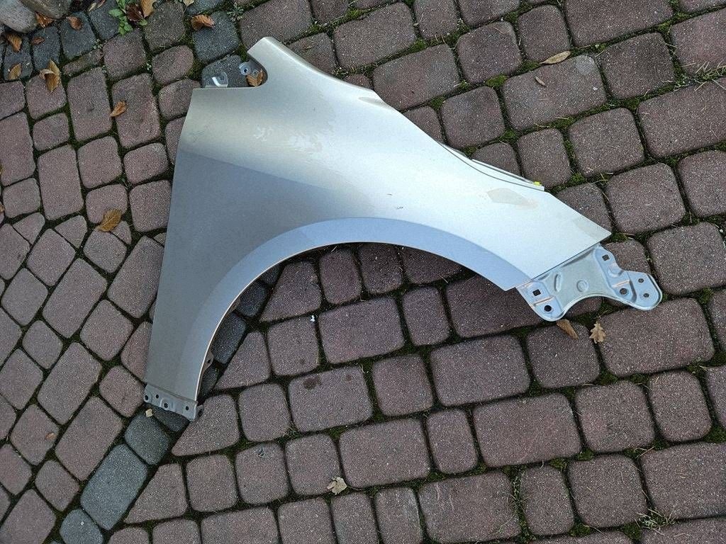 fender front front right grey of wheels. 587 - Toyota Corolla E210 E21