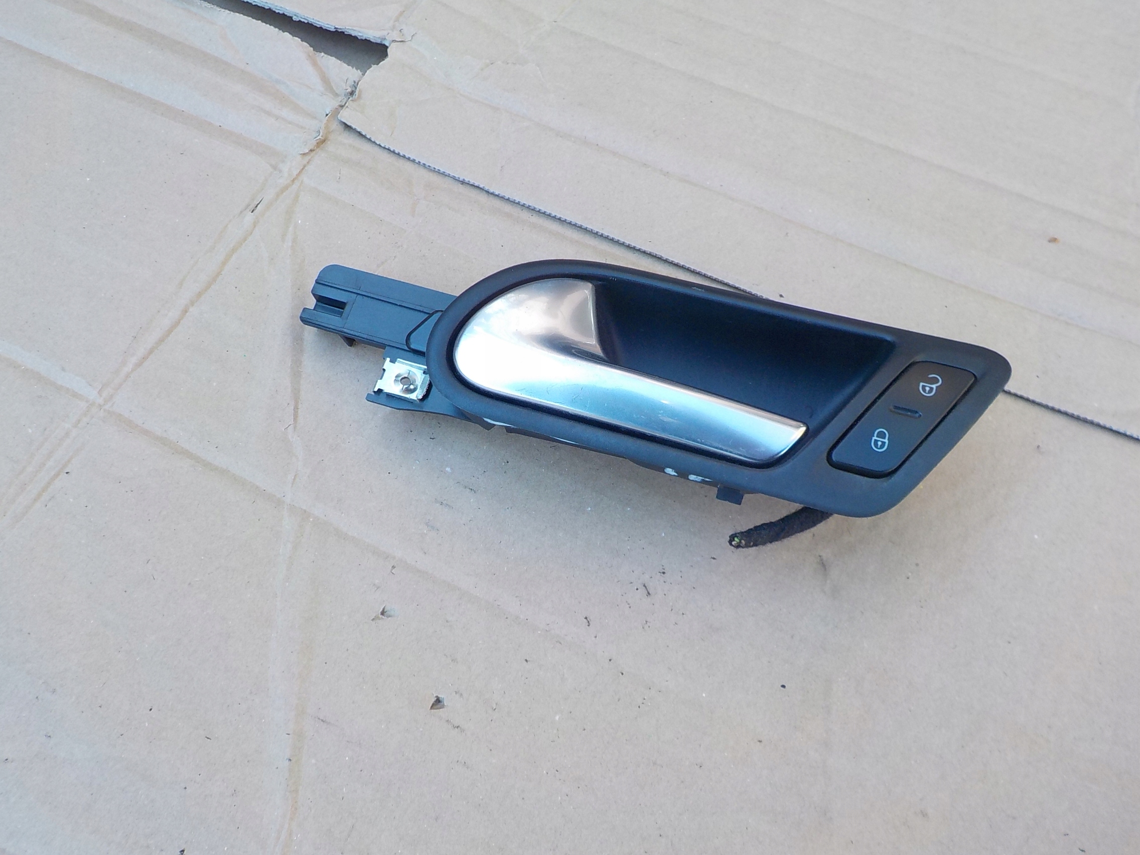 handle left front vw golf V 1K1837113