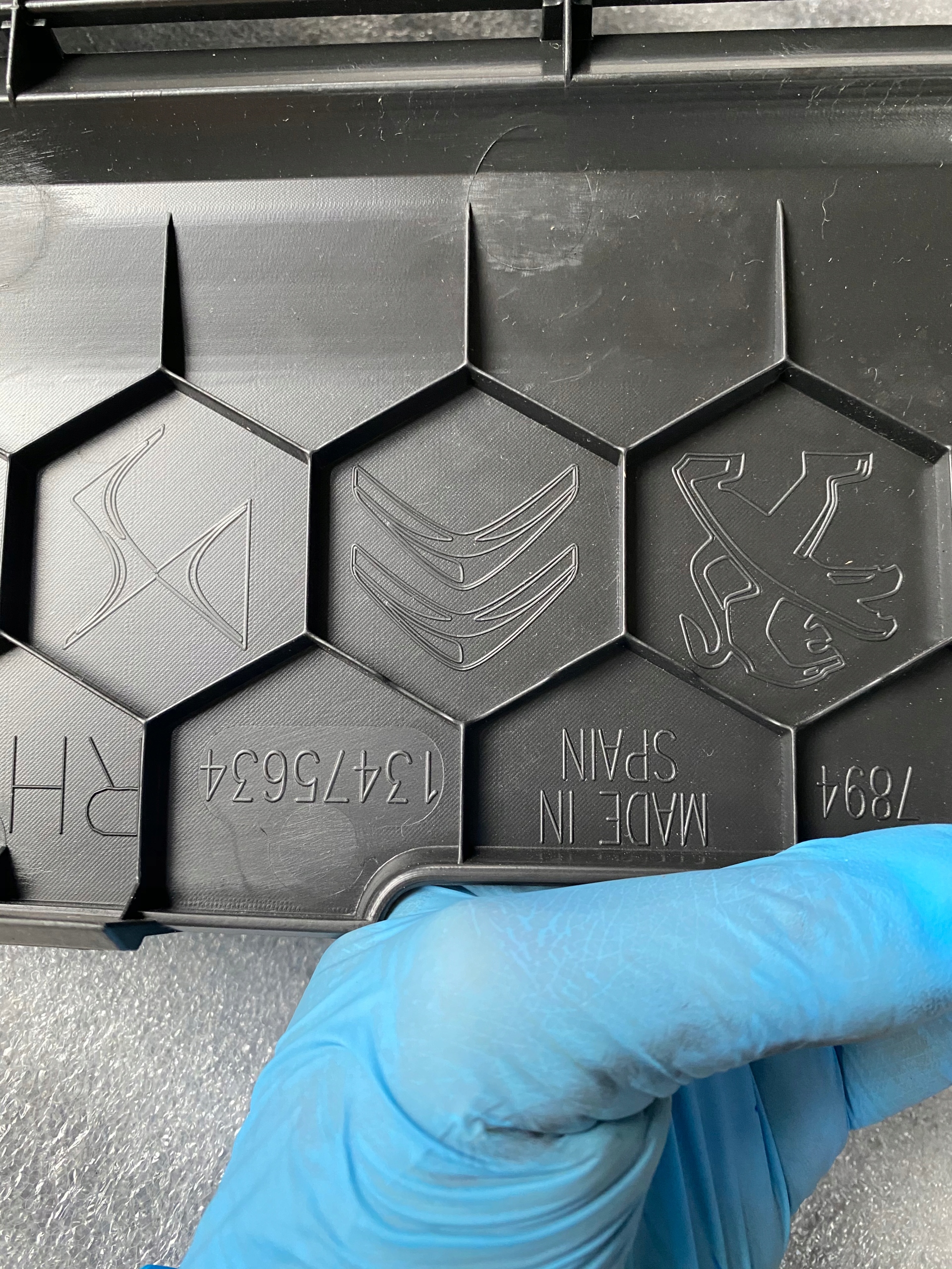 OPEL CROSSLAND X KRATKA OSŁONA BAGAŻNIKA 13475634 Producent części Opel OE