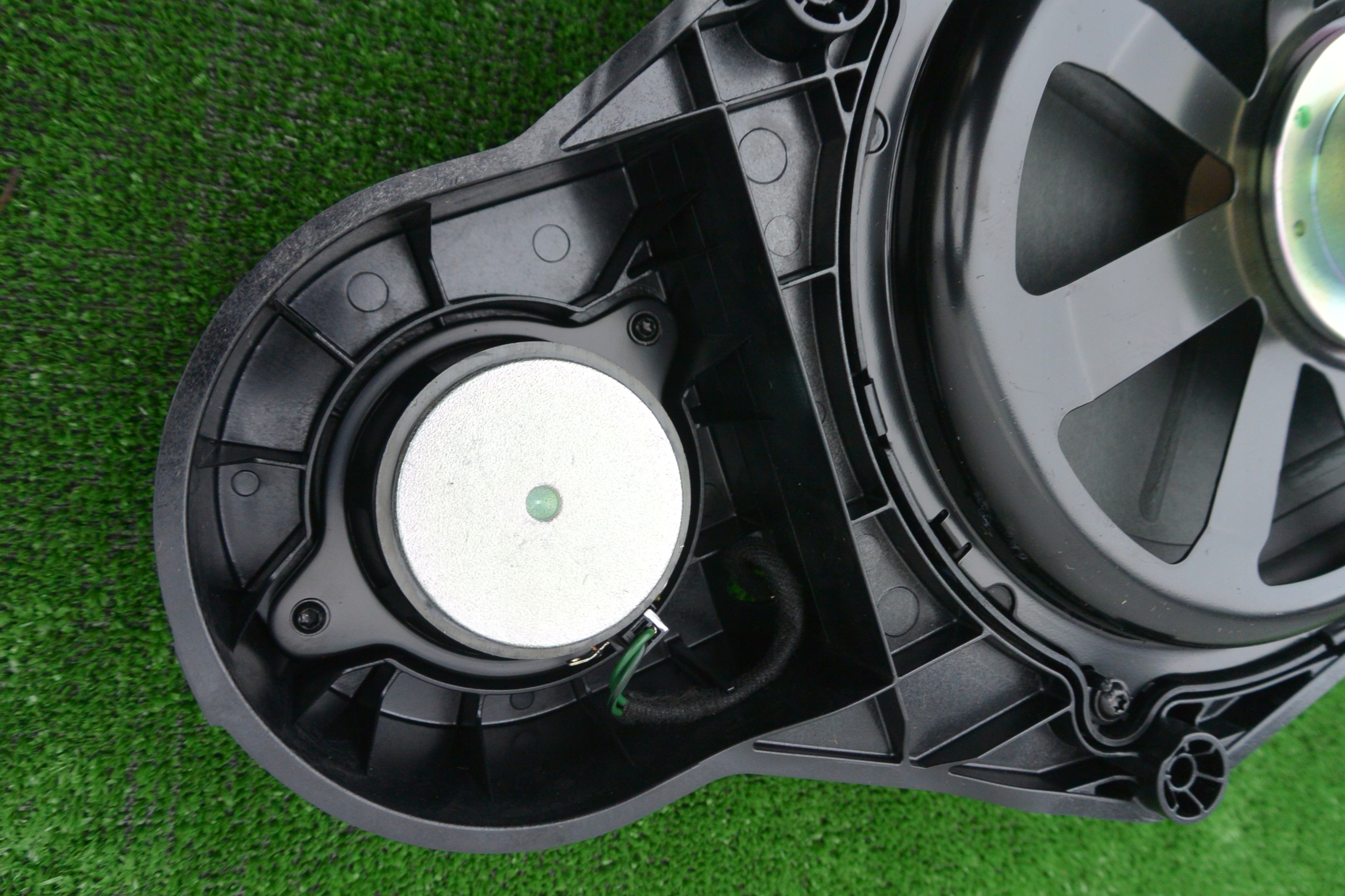SUBWOOFER LOGIK7 MERCEDES E KLASA W212 E63 Part number A2128202102