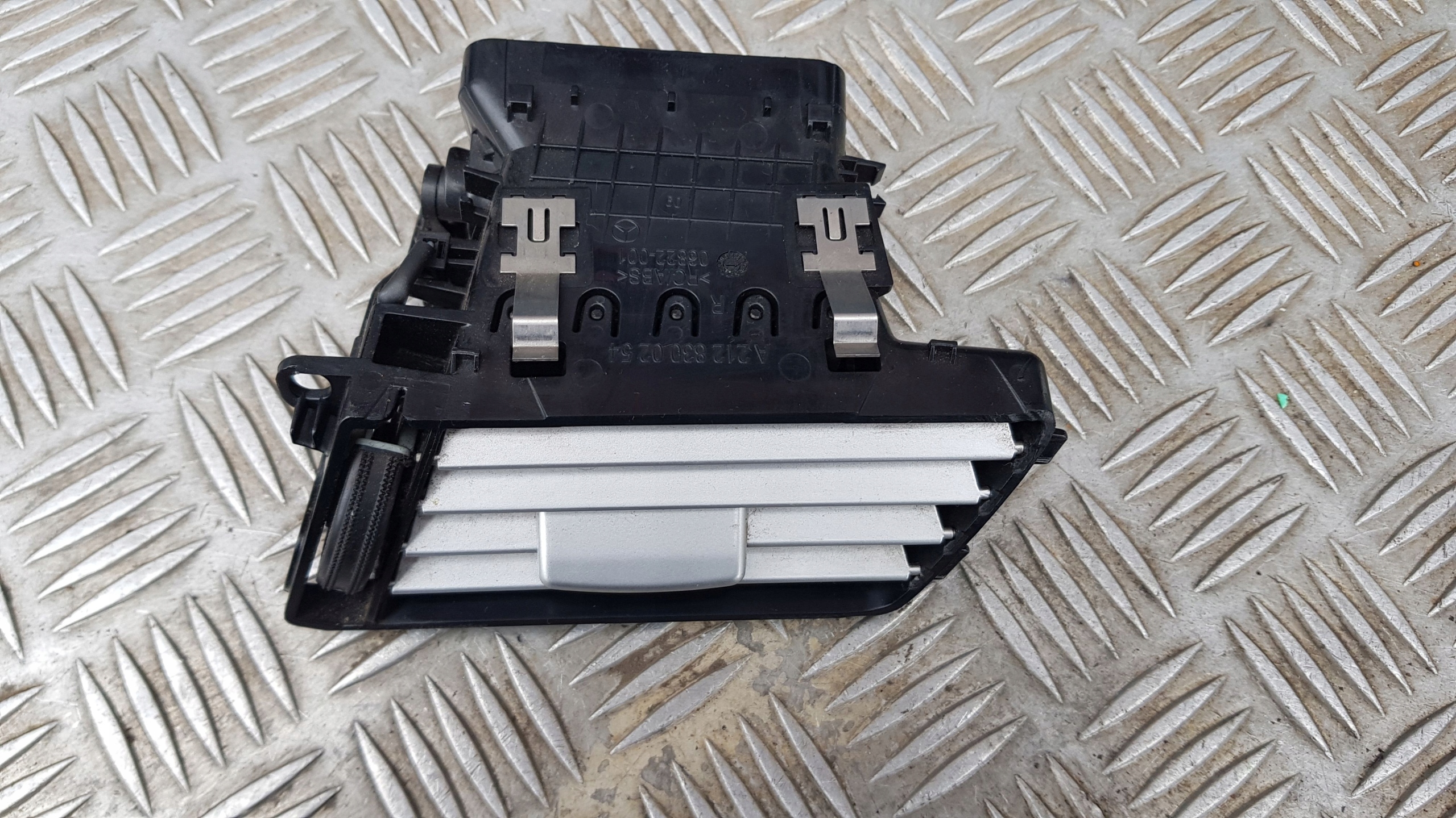 MERCEDES W212 grid air conditioning devices right A2128300254
