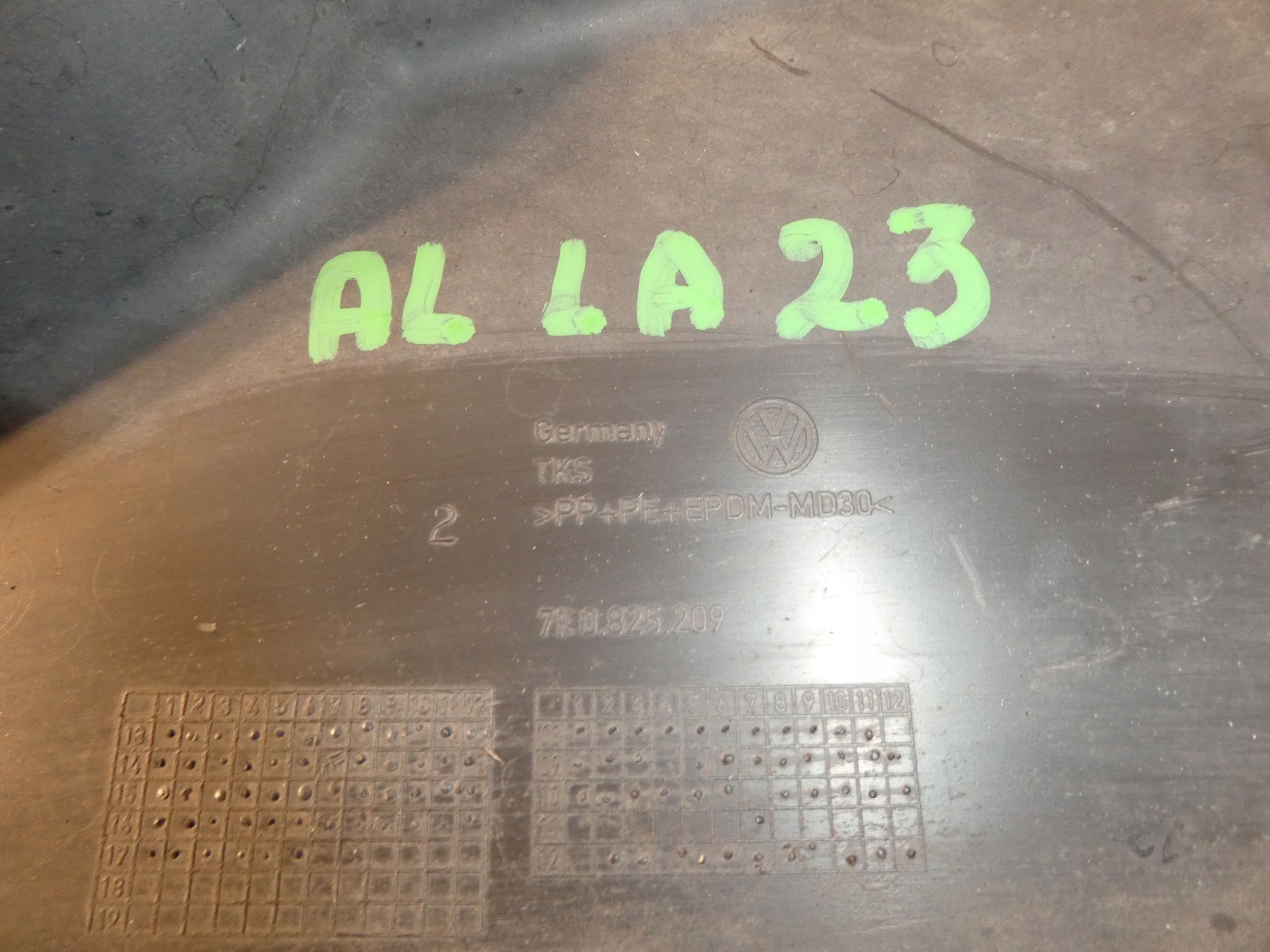 cover chassis left VW T5 T6 7E0825209