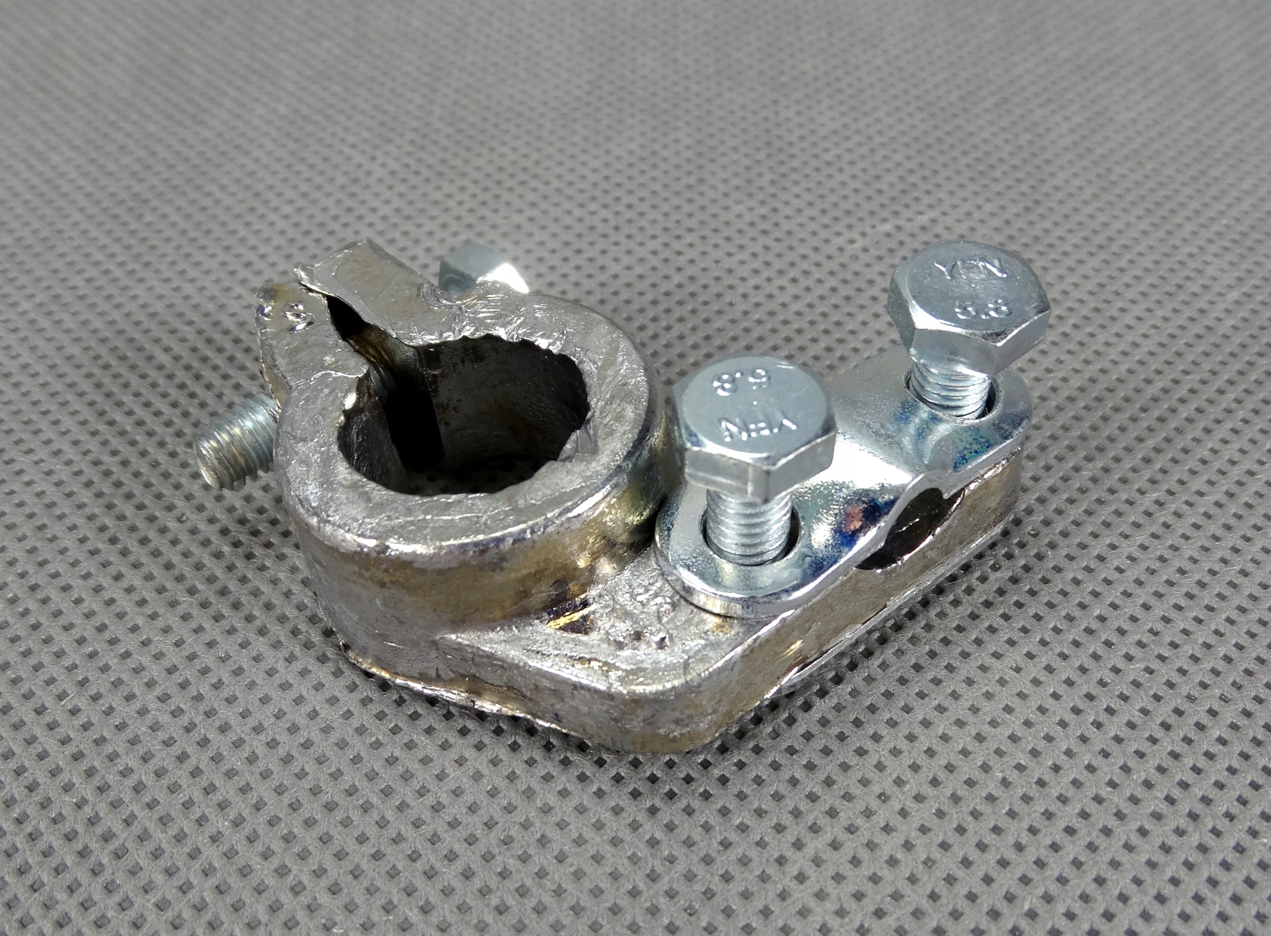 KLEMA DO AKUMULATORA OŁOWIANA PLUS + Stan opakowania oryginalne