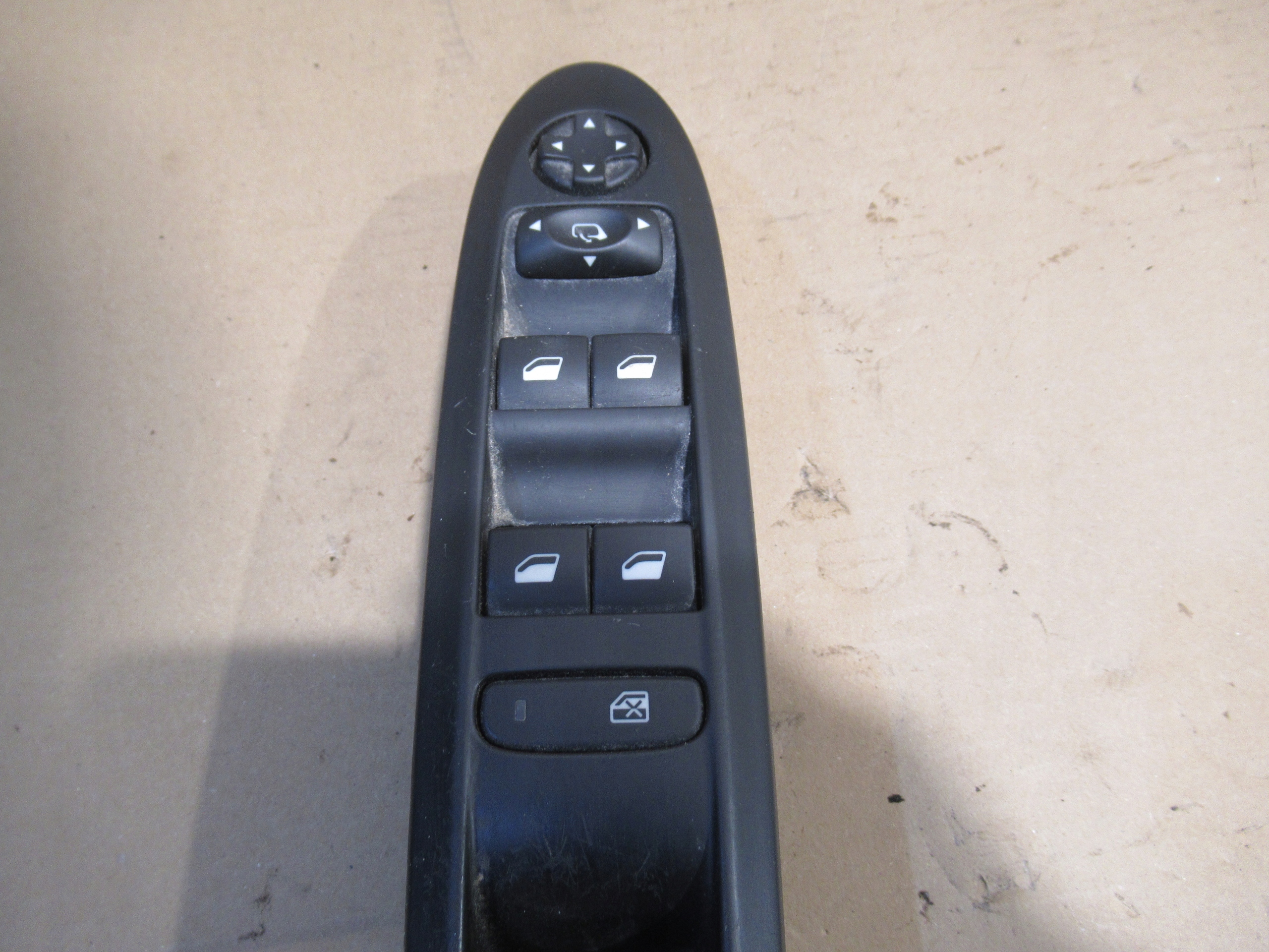 Панель стеклоподъемника левая передняя 96657050zd Citroen C4 II B7