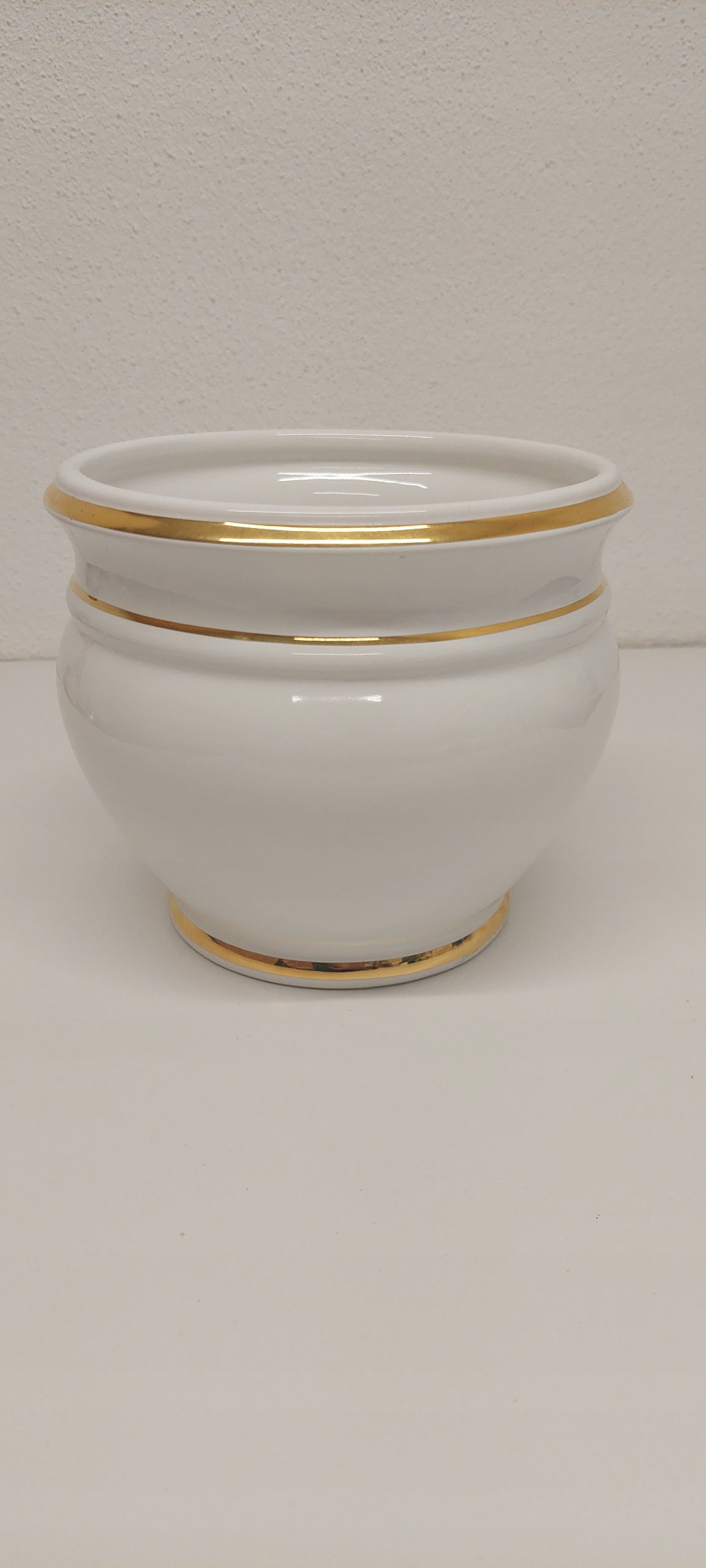 Porcelanowa donica biała.