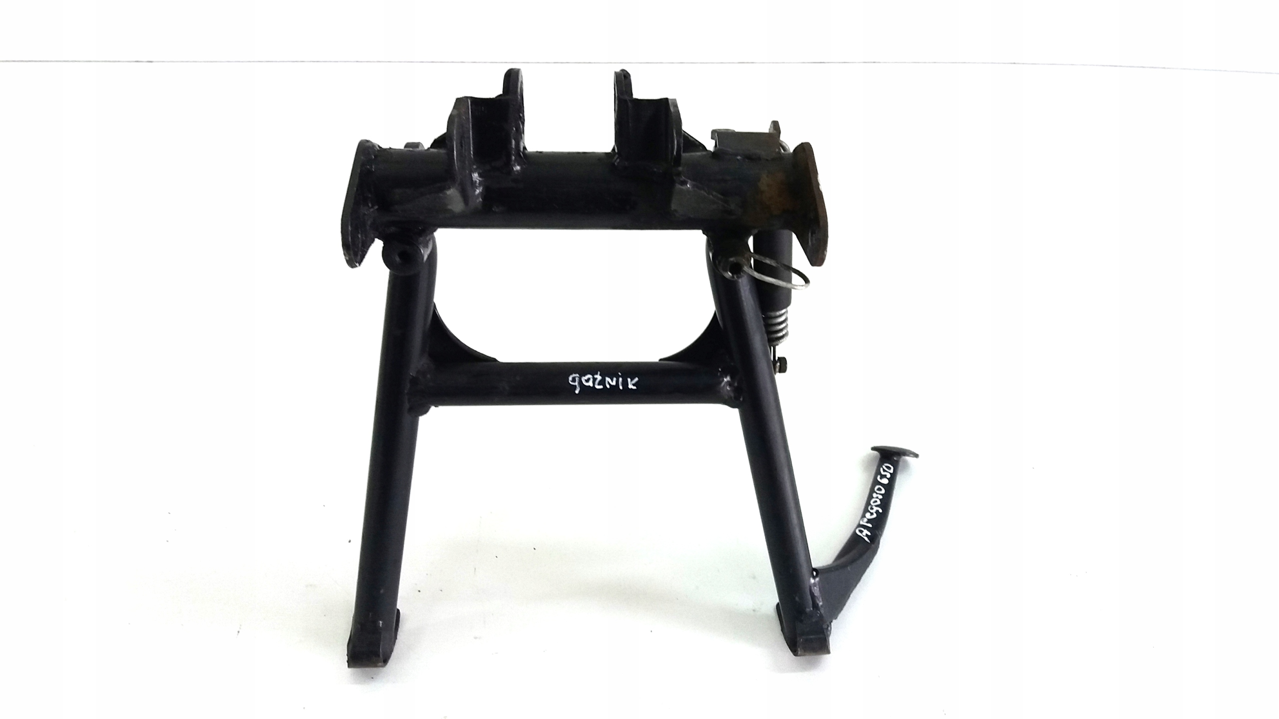 76567-9867980 - APRILIA PEGASO 650 центральный нижний колонтитул