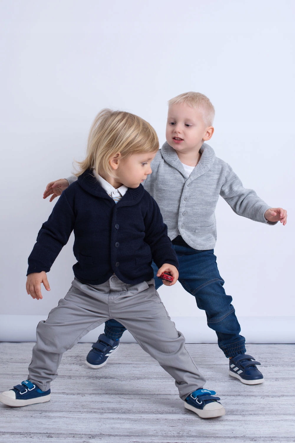 Szary Sweterek Chłopięcy Rozpinany Z Łatą 122 Rękaw długi rękaw