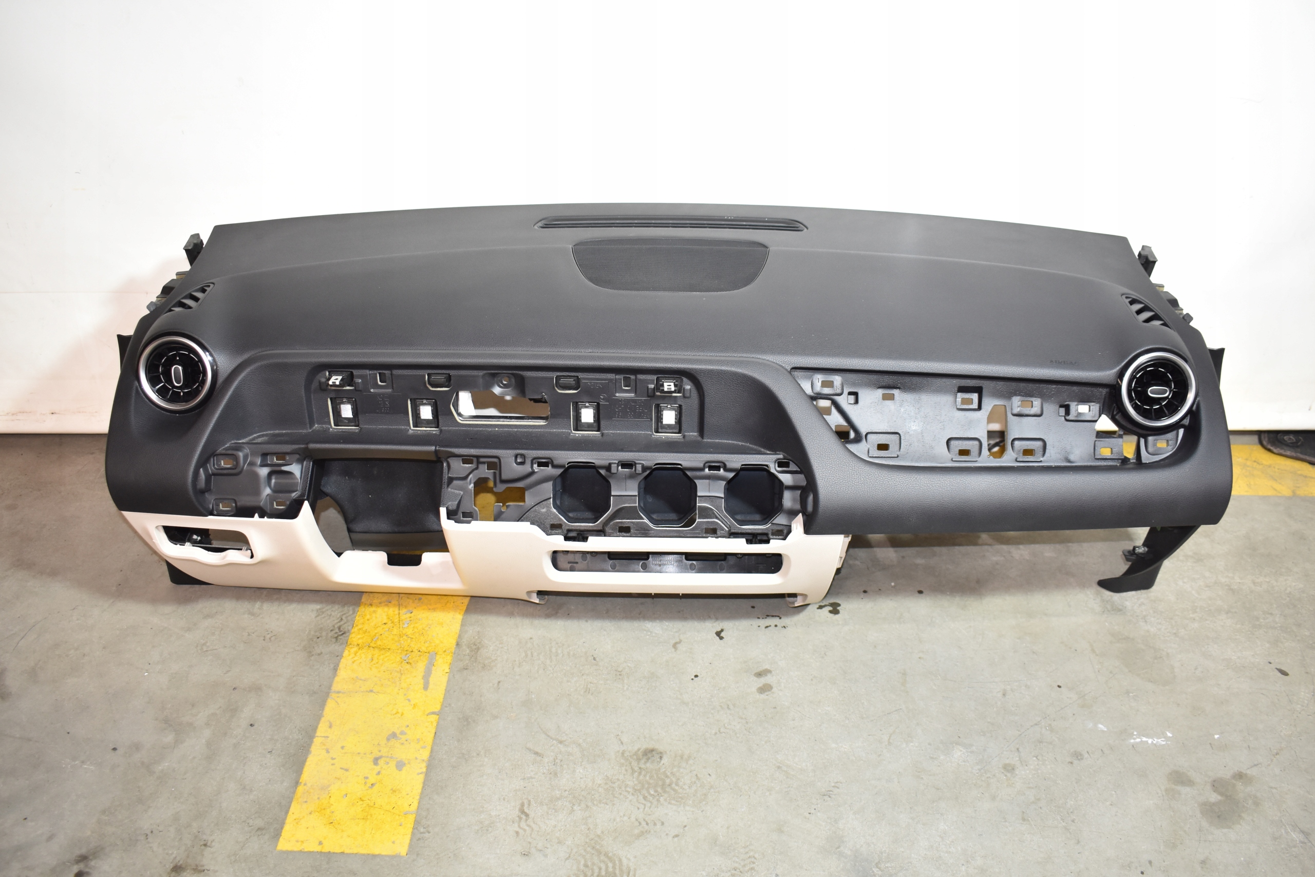 IDEALNA console MERCEDES GLA H247 EQB X243 1